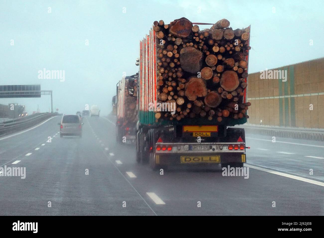 03.01.2022, Berlin, , Deutschland - Autoverkehr auf der A 113 bei Regen. 00S220103D155CAROEX.JPG [MODEL RELEASE: NO, PROPERTY RELEASE: NO (c) caro images Stockfoto