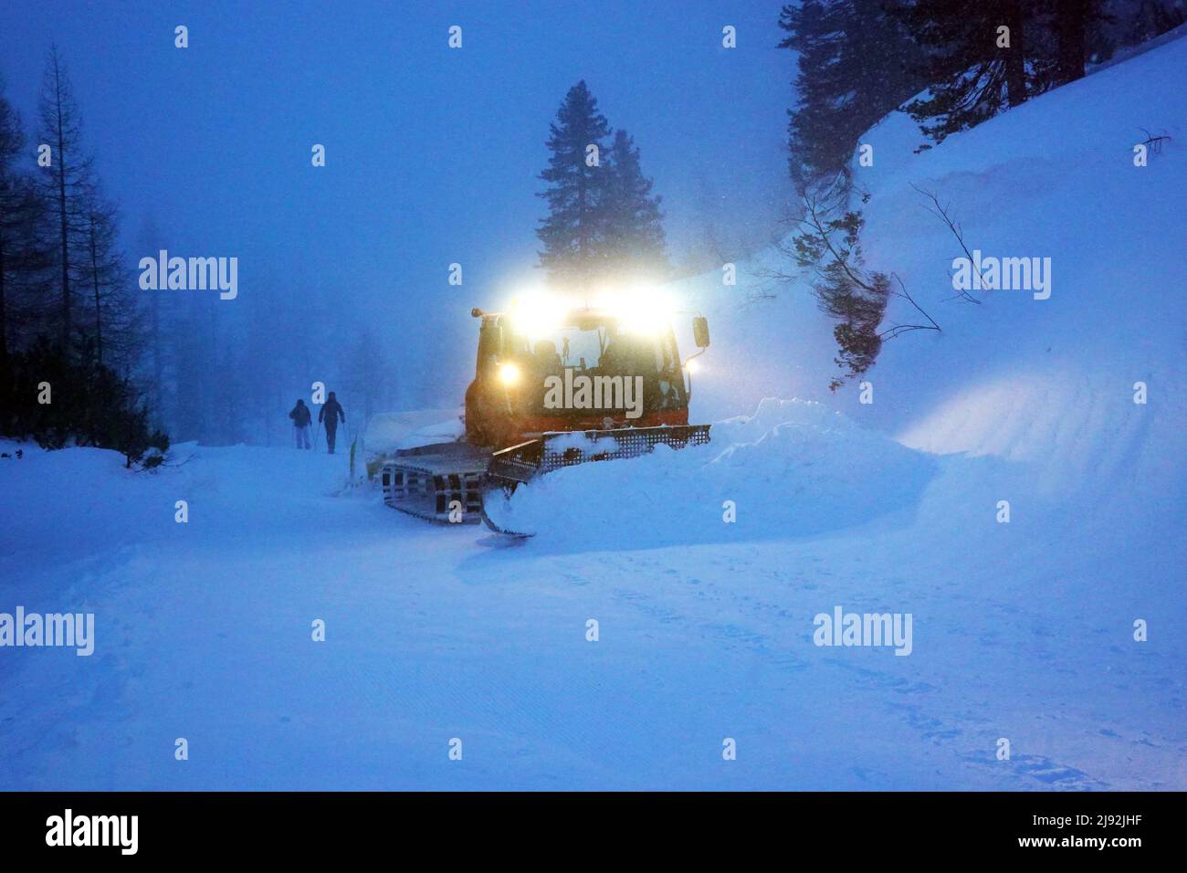 02.02.2022, Obertraun, Oberösterreich, Österreich - die Schneeraupe befreit eine Skipiste morgens von Neuschnee. 00S220202D735CAROEX.JPG [MODELLRELE Stockfoto
