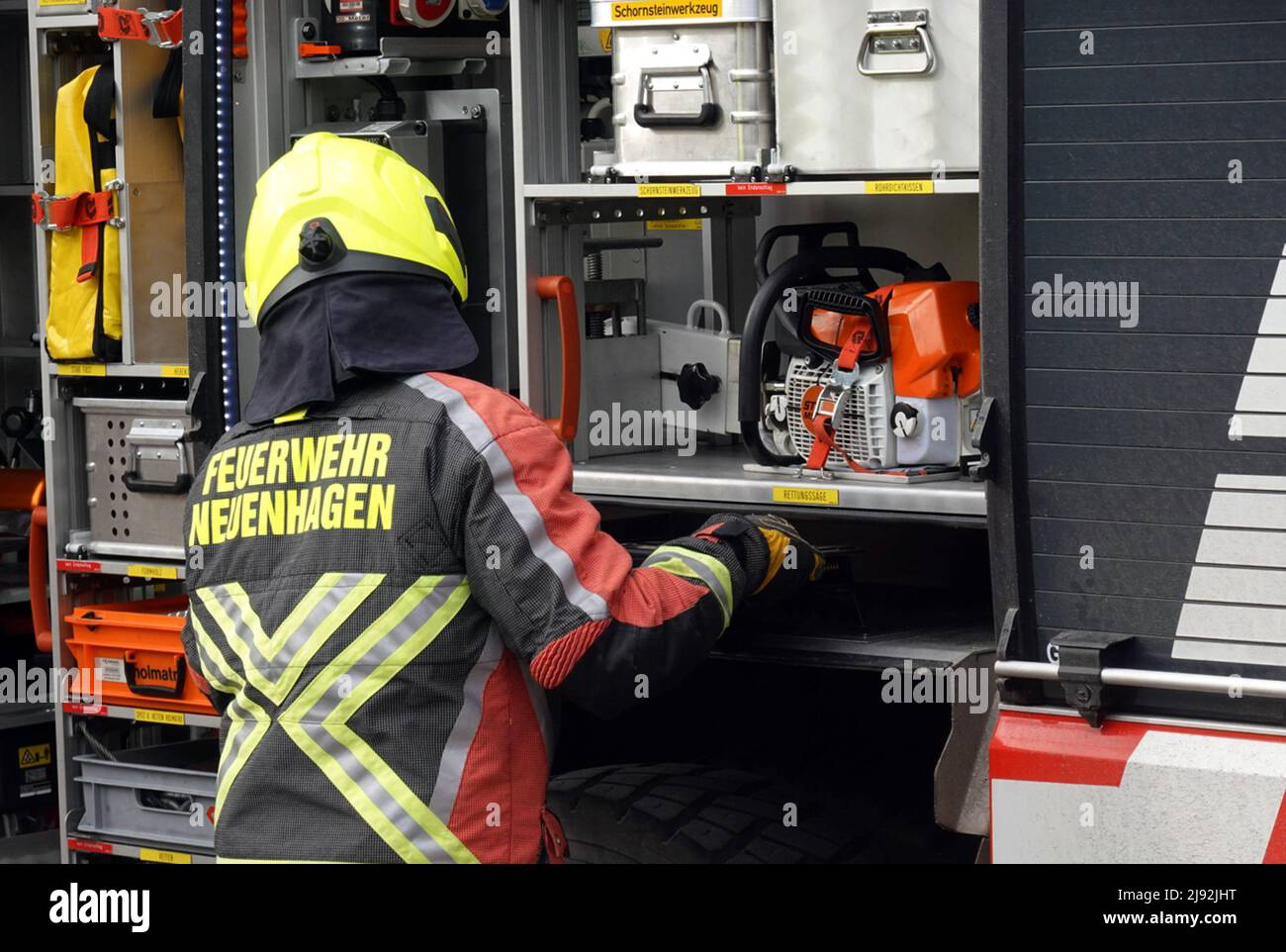 18.02.2022, Neuenhagen, Brandenburg, Deutschland - Feuerwehrmann nimmt Werkzeuge aus einem Ausrüstungs-LKW. 00S220218D313CAROEX.JPG [MODEL RELEASE: NO, PROPERT Stockfoto