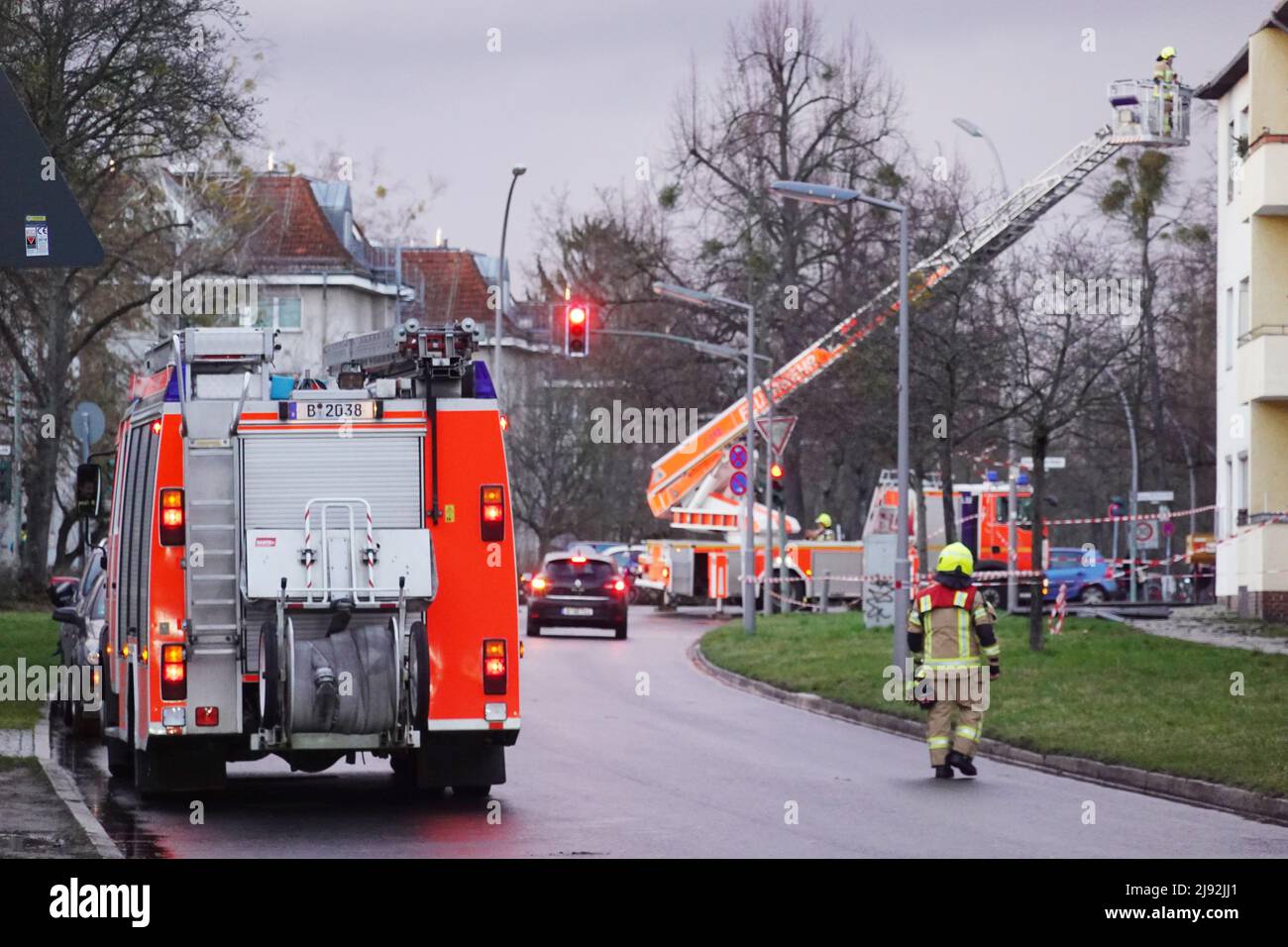 17.02.2022, Berlin, , Deutschland - Feuerwehrleute in der Bruchwitzstraße nach einem Dachschaden durch den Sturm Ylenia. 00S220217D290CAROEX.JPG [MODELLVERSION: Stockfoto