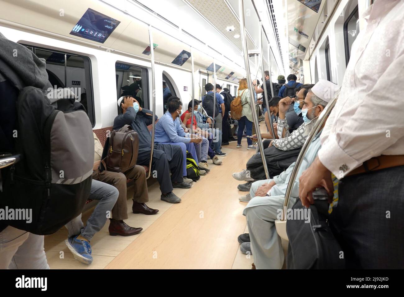 22.02.2022, Doha, , Katar - Männer fahren in Zeiten der Corona-Pandemie mit der U-Bahn. 00S220222D337CAROEX.JPG [MODEL RELEASE: NO, PROPERTY RELEASE: NO (c) caro i Stockfoto