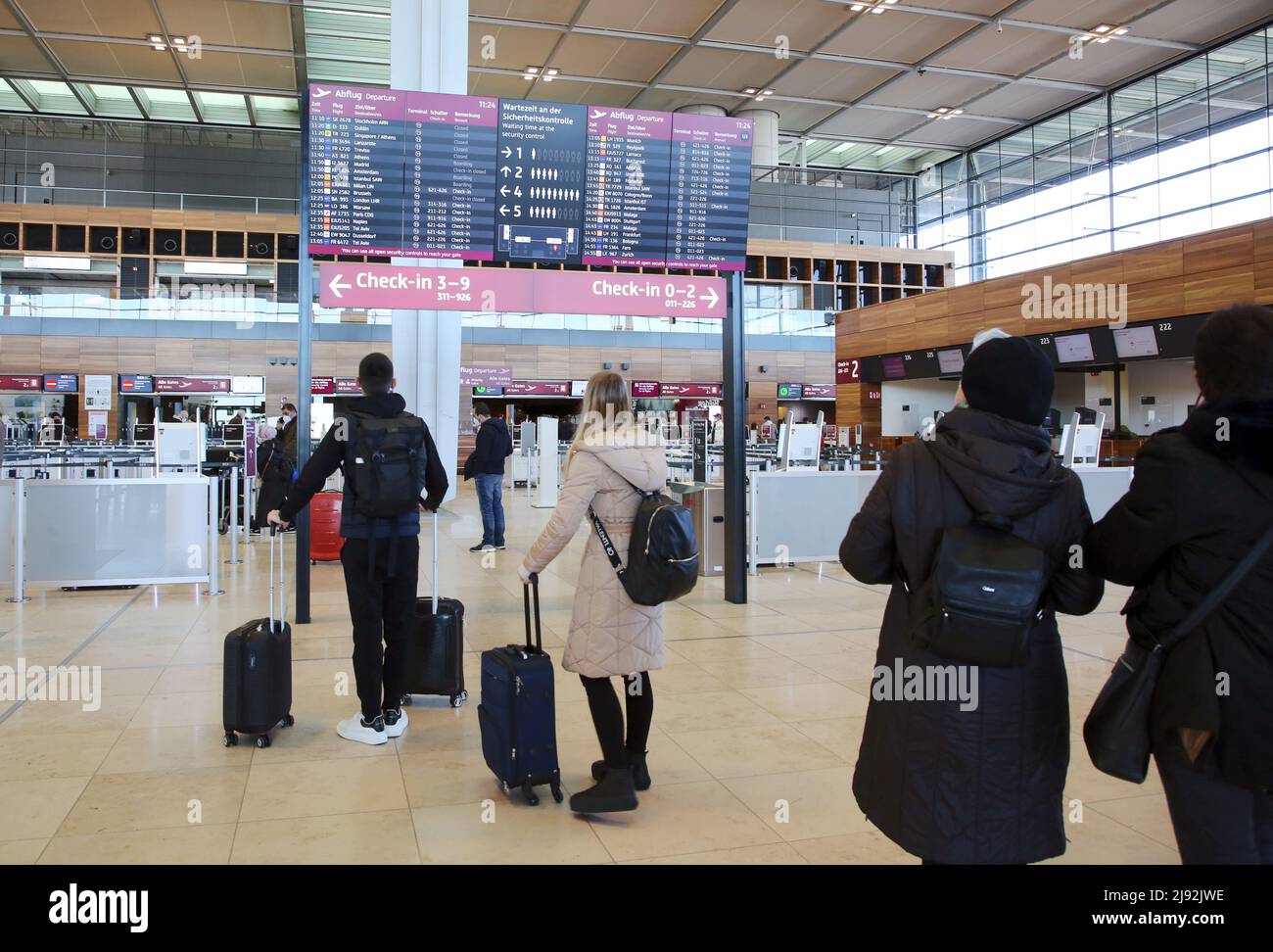 08.03.2022, Schönefeld, Brandenburg, Deutschland - Mitarbeiter im Terminal 1 des Flughafens Berlin-Brandenburg International BER. 00S220308D814CAROEX.JPG [MODELL R Stockfoto