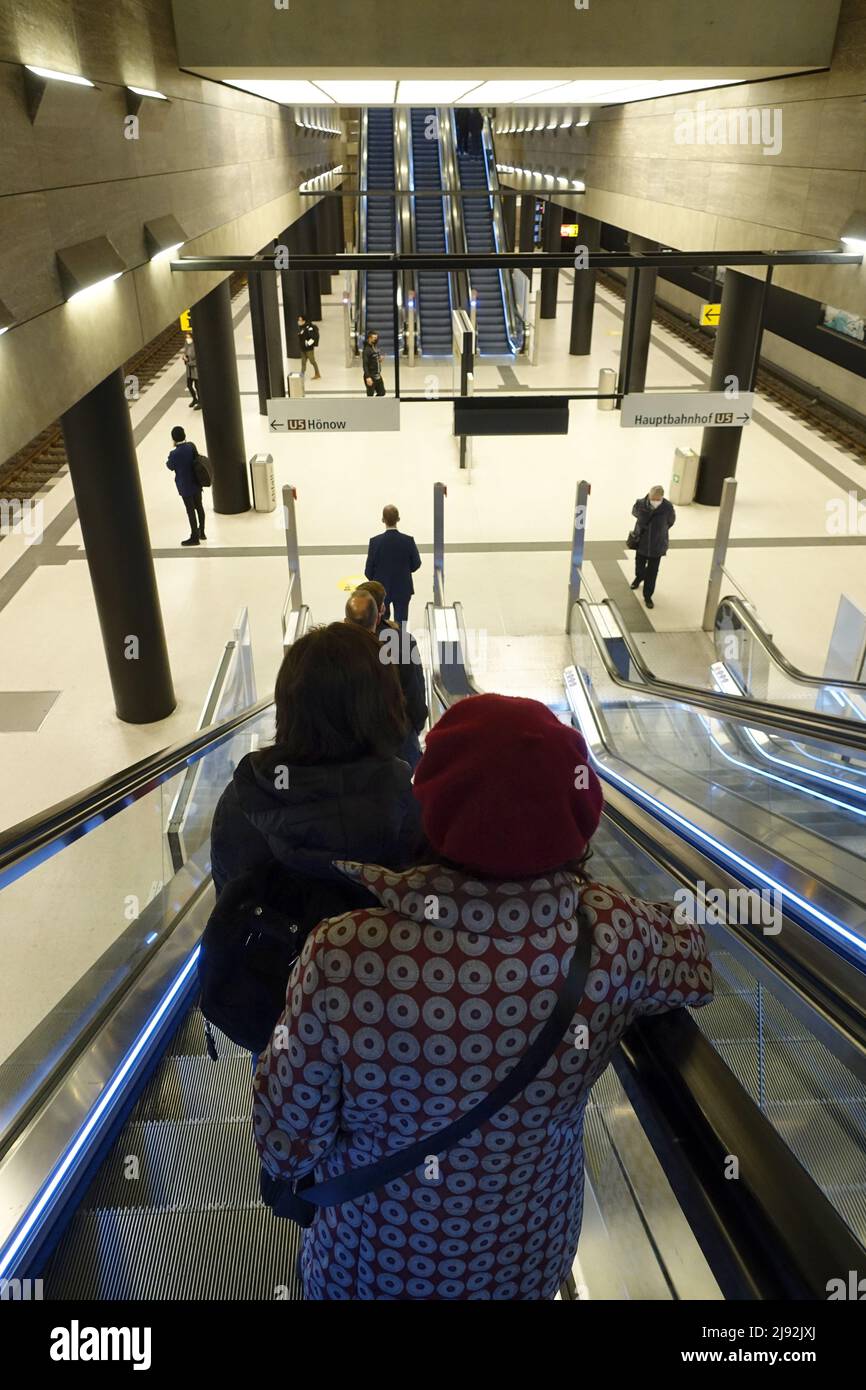 25.03.2022, Berlin, , Deutschland - Menschen, die auf Rolltreppen in der U-Bahn-Station unter den Linden fahren. 00S220325D919CAROEX.JPG [MODEL RELEASE: NO, PROPERTY RE Stockfoto