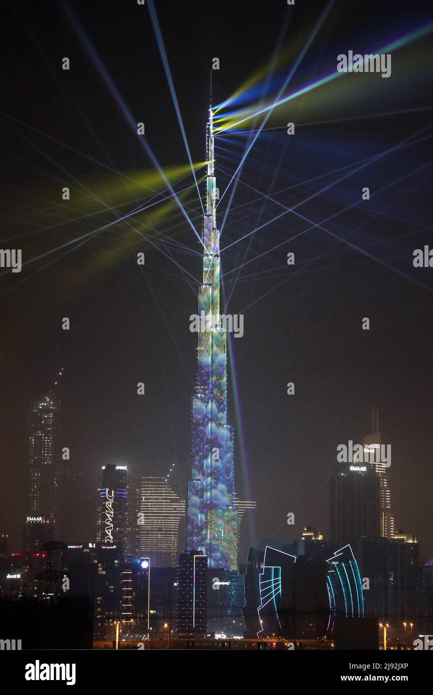 23.03.2022, Dubai, , Vereinigte Arabische Emirate - Lasershow im Burj Khalifa bei Nacht. 00S220323D915CAROEX.JPG [MODEL RELEASE: NO, PROPERTY RELEASE: NO (C) Stockfoto