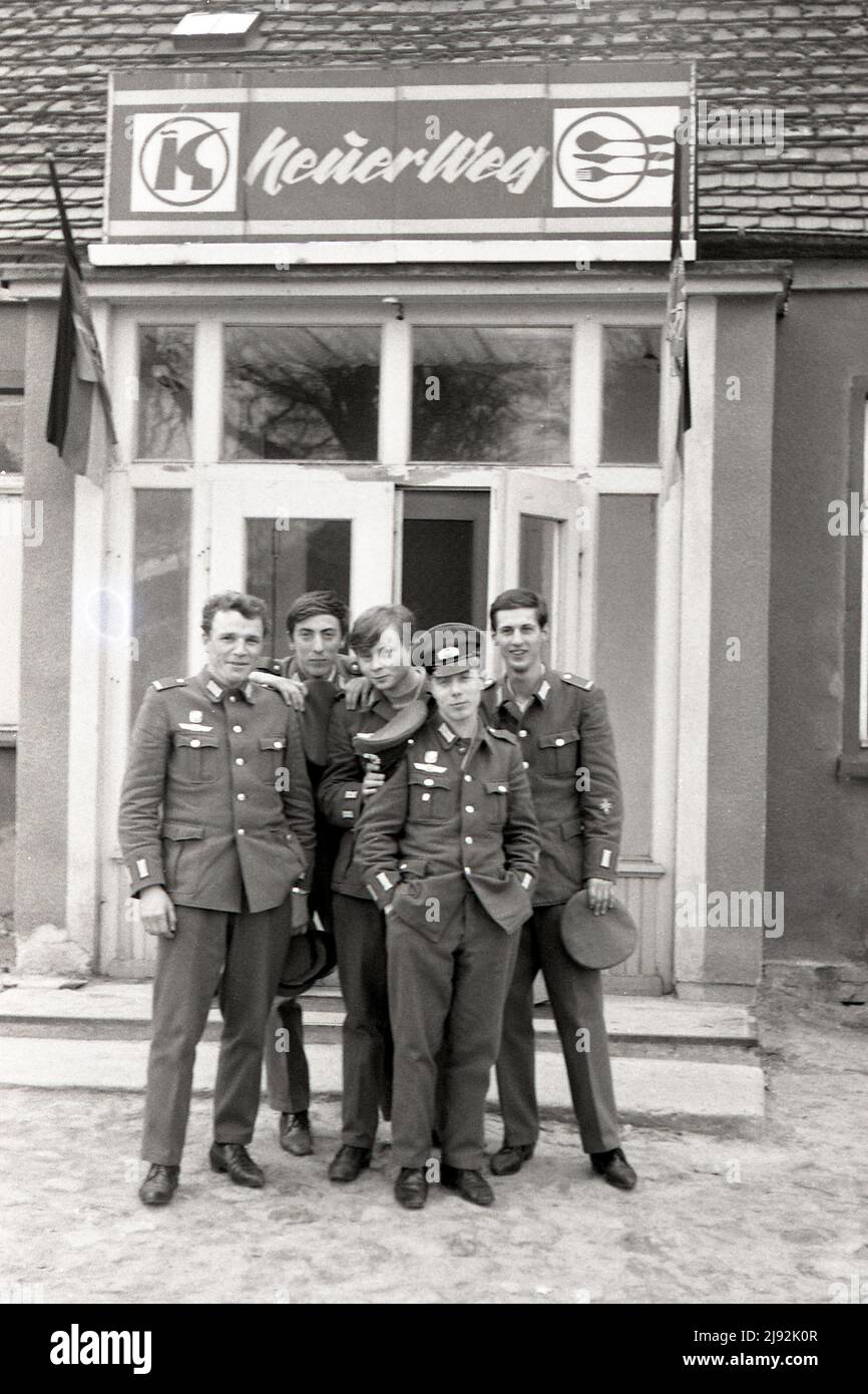 21.04.1970, Eichhof, Kreis Neubrandenburg, DDR - Soldaten der Nationalen Volksarmee stehen vor dem Konsum Restaurant Stockfoto