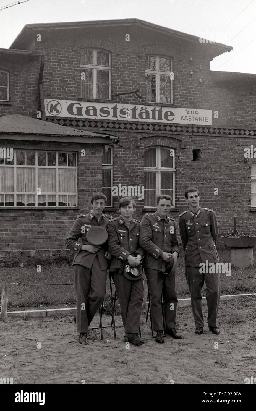 21.04.1970, Eichhof, Kreis Neubrandenburg, DDR - Soldaten der Nationalen Volksarmee stehen vor dem Konsumgast Stockfoto