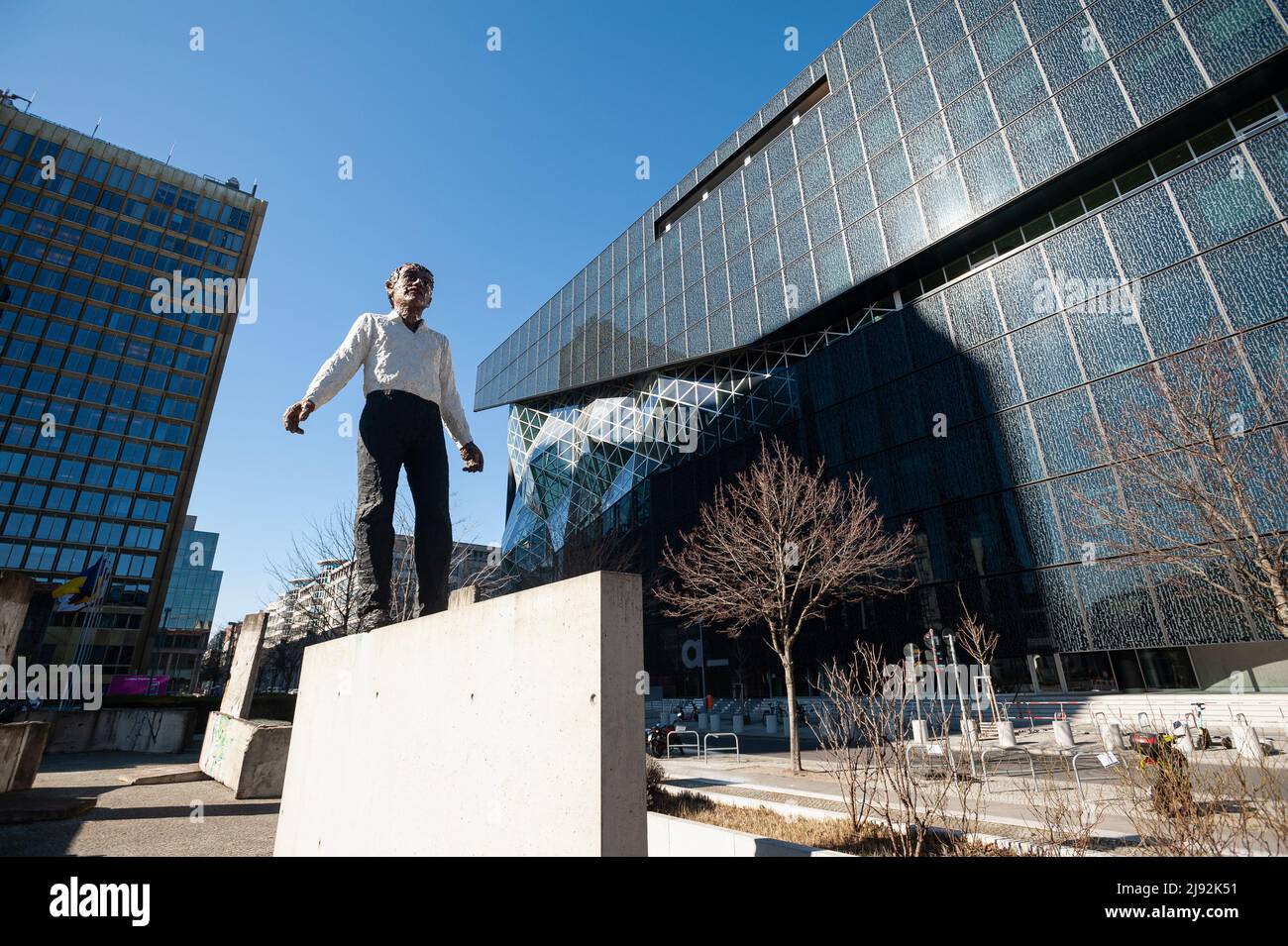 12.03.2022, Berlin, , Deutschland - Europa - die Skulptur Balanceakt ist ein Werk des deutschen Bildhauers Stephan Balkenhol und steht vor dem Axel S Stockfoto