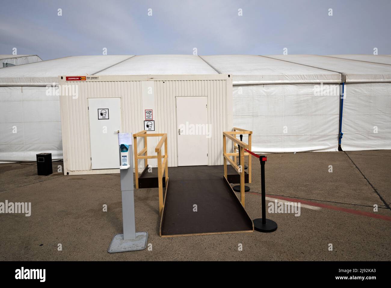 01.04.2022, Berlin, Berlin, Deutschland - DEU - Ukraine Arrival Center am Flughafen Tegel. Ukrainische Kriegsflüchtlinge werden an die Bundesländer acco verteilt Stockfoto