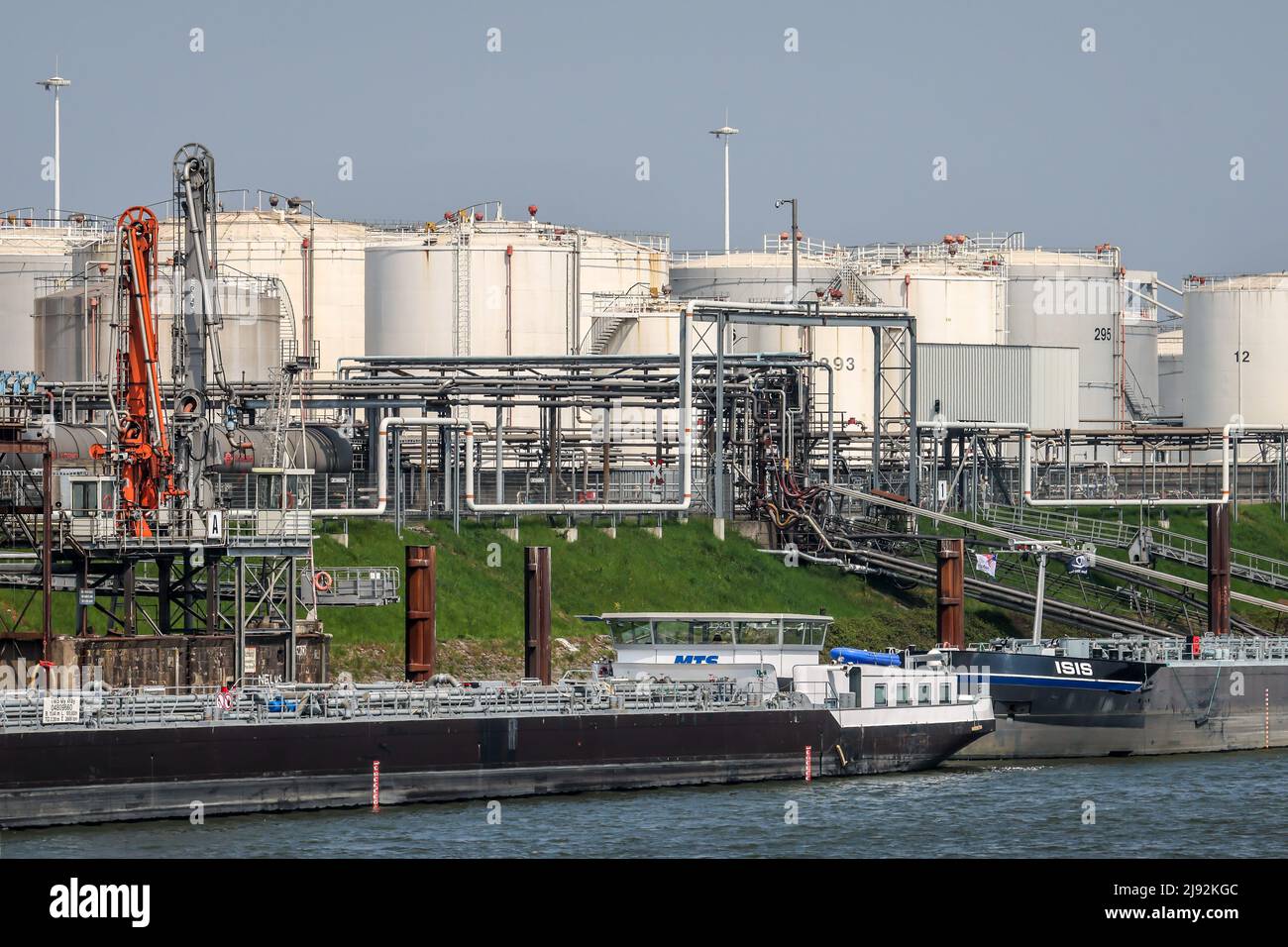 23.04.2022, Duisburg, Nordrhein-Westfalen, Deutschland - Duisburger Hafen, Duisburg Ruhrort, Ölinsel, Tanker vor dem Tanklager für Mineralöl pro Stockfoto