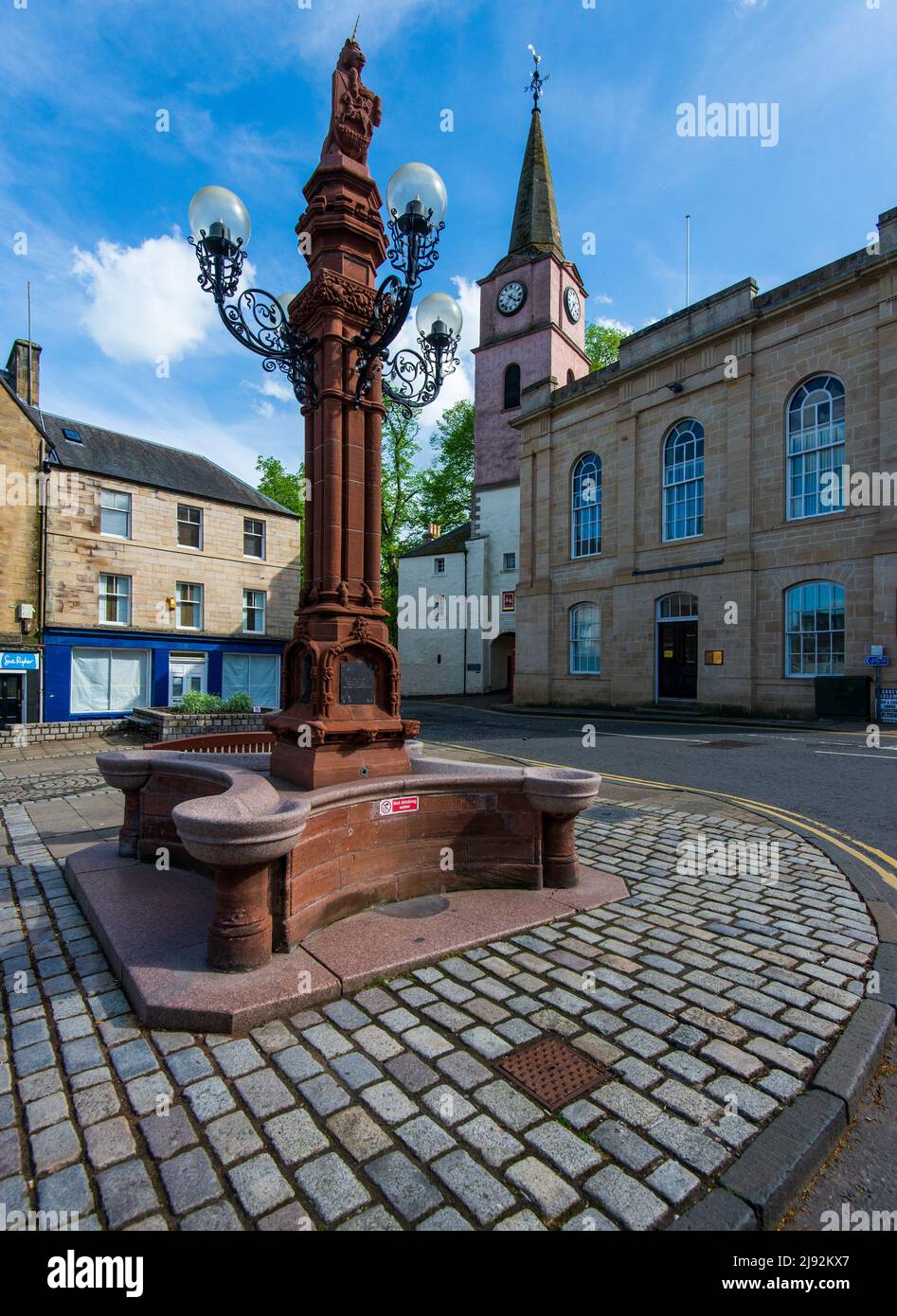 Der Jubilee Fountain und der Sheriff Court and Justice of the Peace Court auf dem Market Square, Jedburgh, Scottish Borders, Schottland Stockfoto