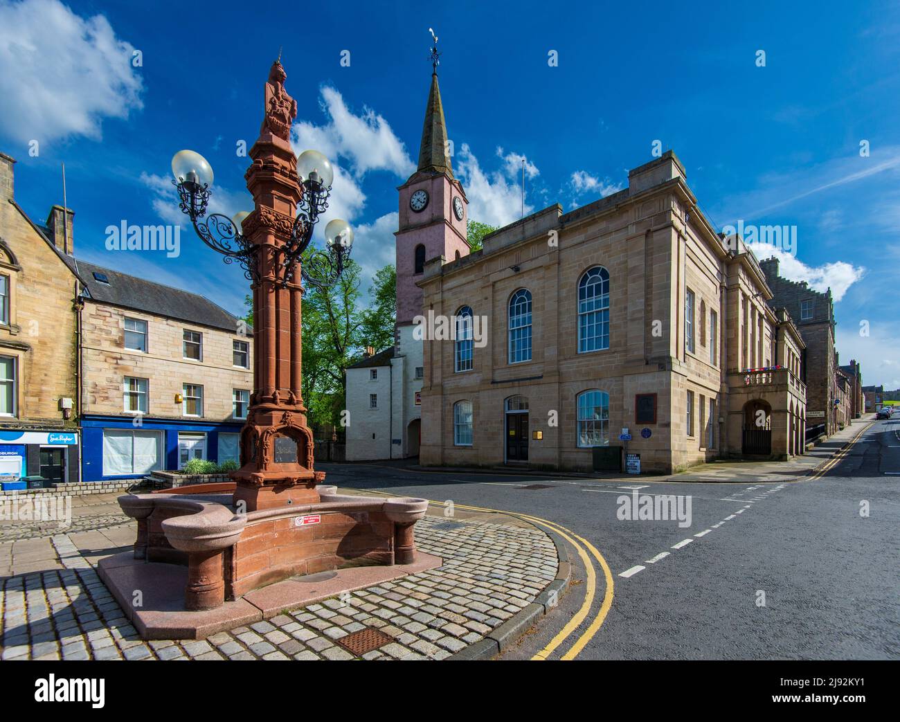 Der Jubilee Fountain der Sheriff Court und der Richter des Peace Court und das Bridewell Gefängnis auf dem Market Square, Jedburgh, Scottish Borders, Schottland Stockfoto