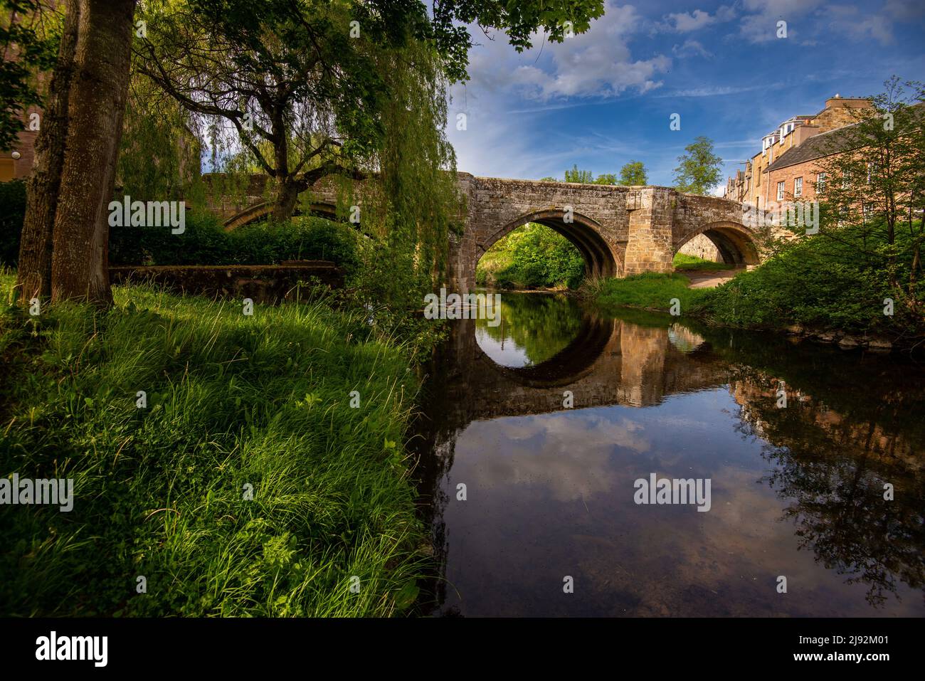 Die Canongate Bridge aus dem 16.. Jahrhundert über Jed Water, Jedburgh, Scottish Borders, Schottland, Großbritannien Stockfoto