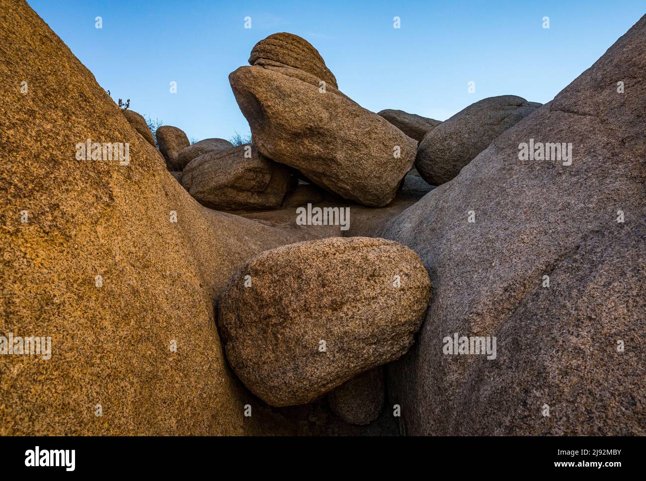 Felsbrocken in einer niedrigen Lage, Joshua Tree National Park. Stockfoto