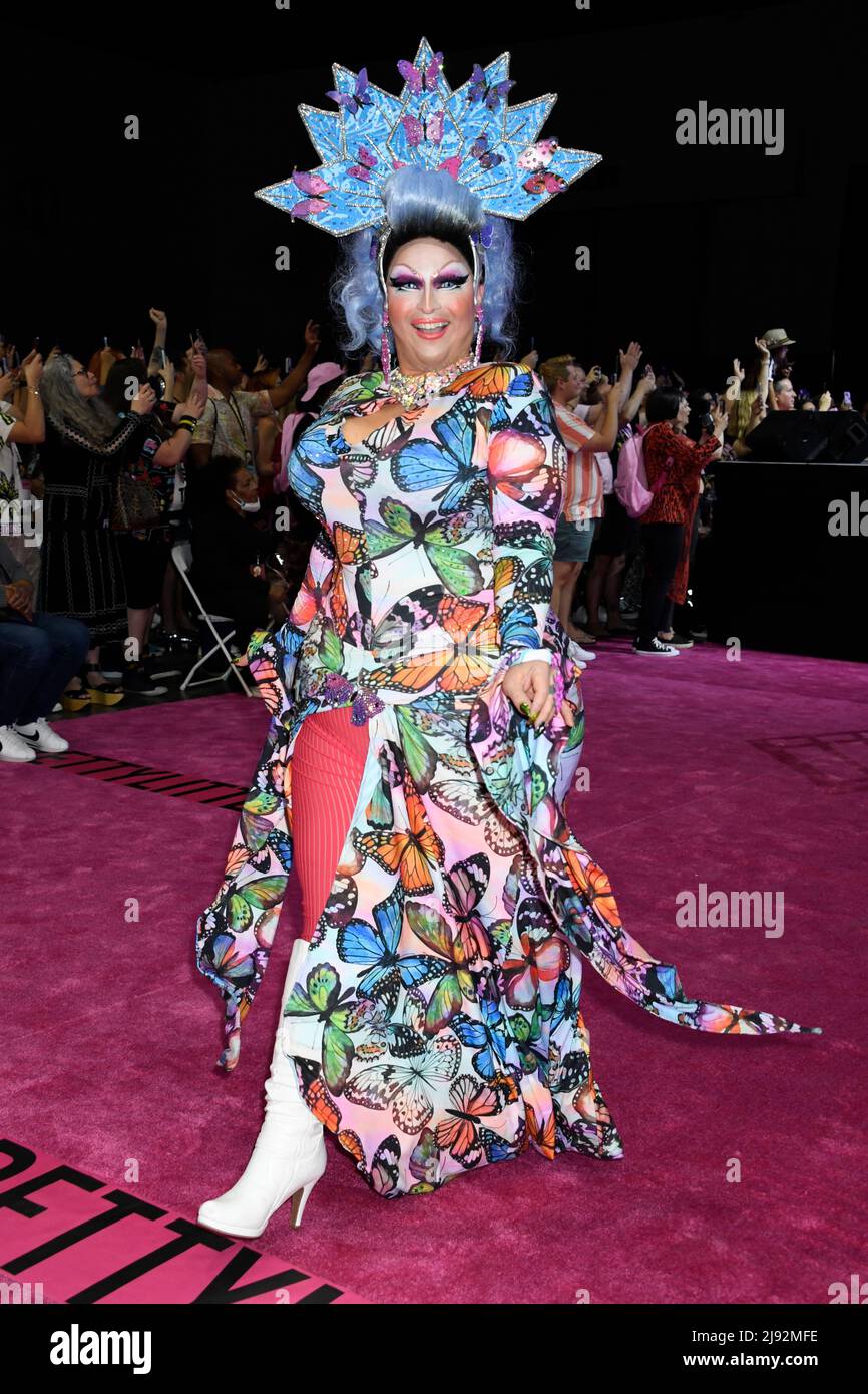 Eine Königin nimmt am Queens Walk am 1. Tag der Rupaul DragCon 2022 Teil, der am Freitag, den 13. Mai 2022, im LA Convention Center in Los Angeles, Kalifornien, stattfindet. Foto von Jennifer Graylock-Graylock.com 917-519-7666 Stockfoto