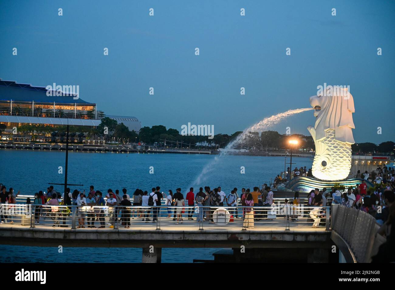 Merlion Park, eine ikonische Statue in Singapur bei Nacht. Merlion ist ein mythisches Wesen mit einem Löwenkopf und dem Körper eines Fisches Stockfoto