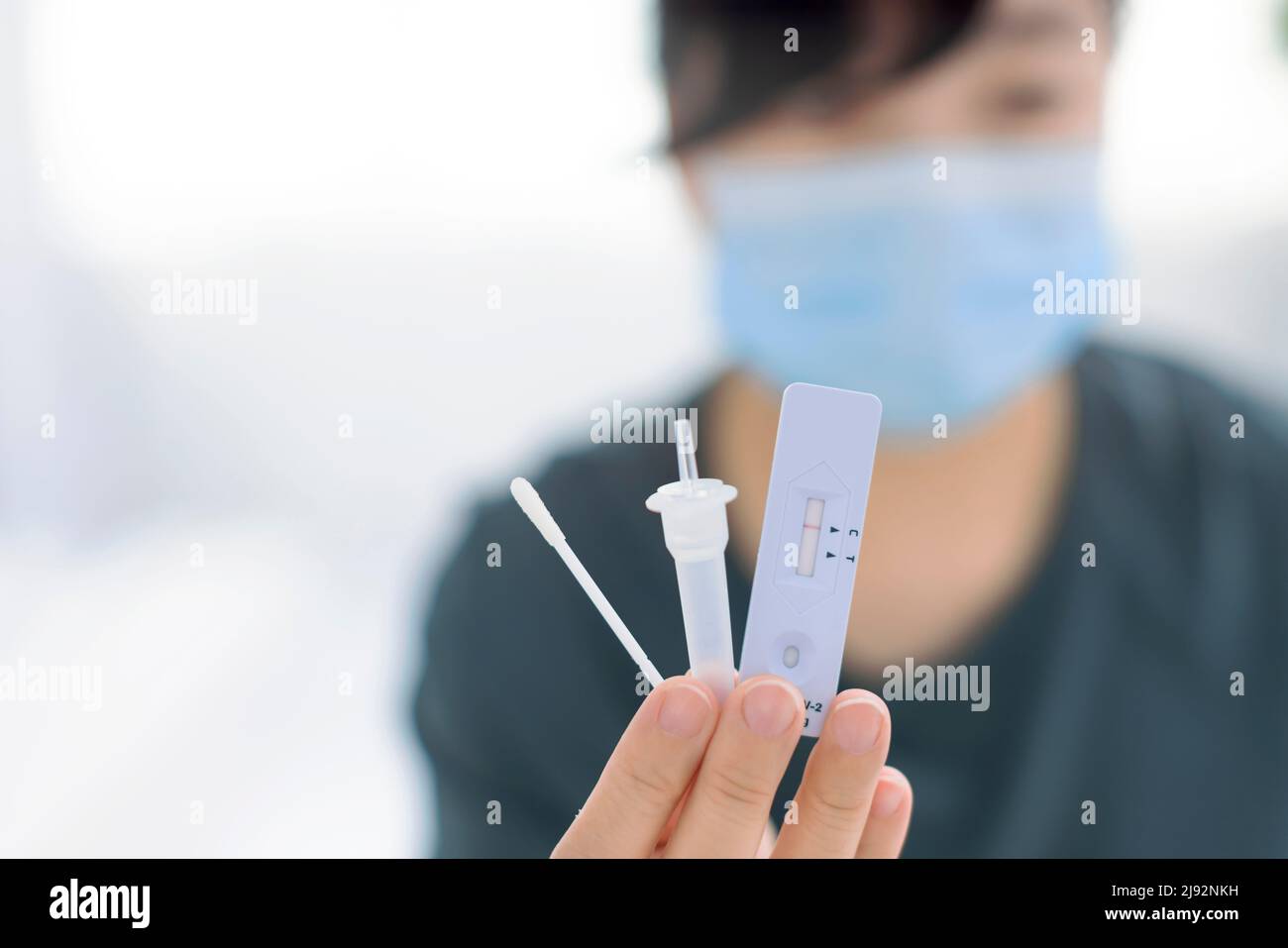 Frau, die den Selbsttestsatz COVID-19 zeigt Stockfoto