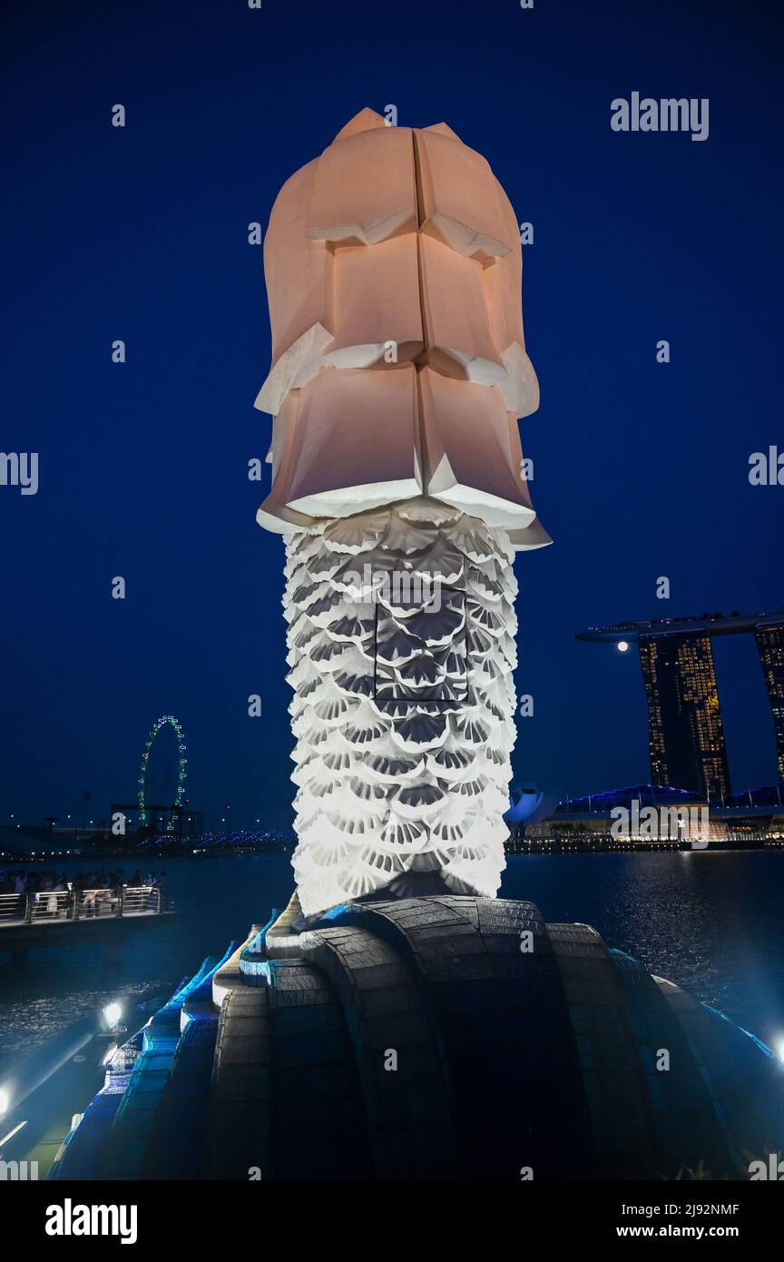 Merlion Park, eine ikonische Statue in Singapur bei Nacht. Merlion ist ein mythisches Wesen mit einem Löwenkopf und dem Körper eines Fisches Stockfoto