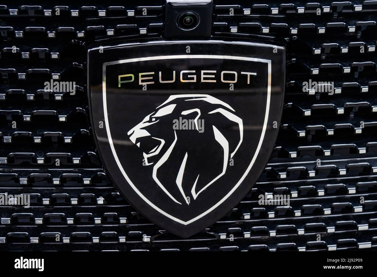 WETZLAR, DEUTSCHLAND 2022-04-23: Nahaufnahme des Peugeot-Logos auf einem Autogrill. Peugeot als Automobilhersteller wurde am 1882 gegründet. Stockfoto