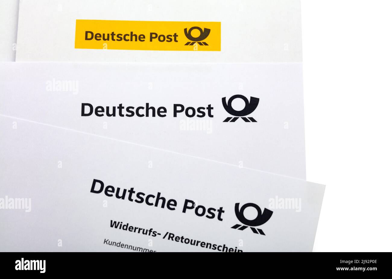 HUETTENBERG, DEUTSCHLAND 2022-03-15 - Deutsche Post Deutsche Post (Deutsche Post DHL) auf weißem Umschlag. Deutsche Post DHL, ist der weltweit größte Kurier c Stockfoto
