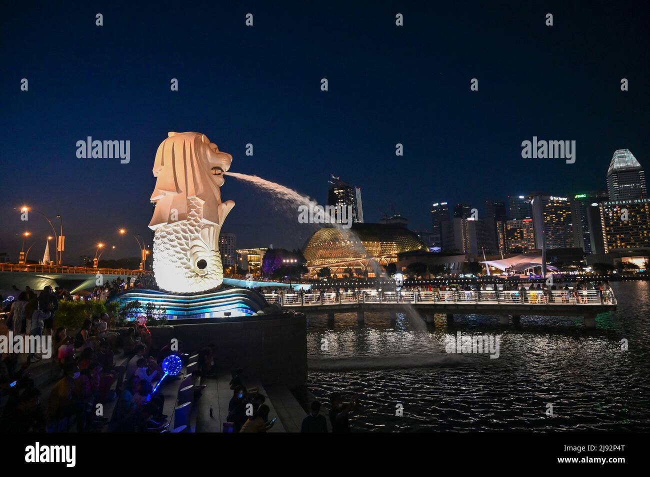 Merlion Park, eine ikonische Statue in Singapur bei Nacht. Merlion ist ein mythisches Wesen mit einem Löwenkopf und dem Körper eines Fisches Stockfoto