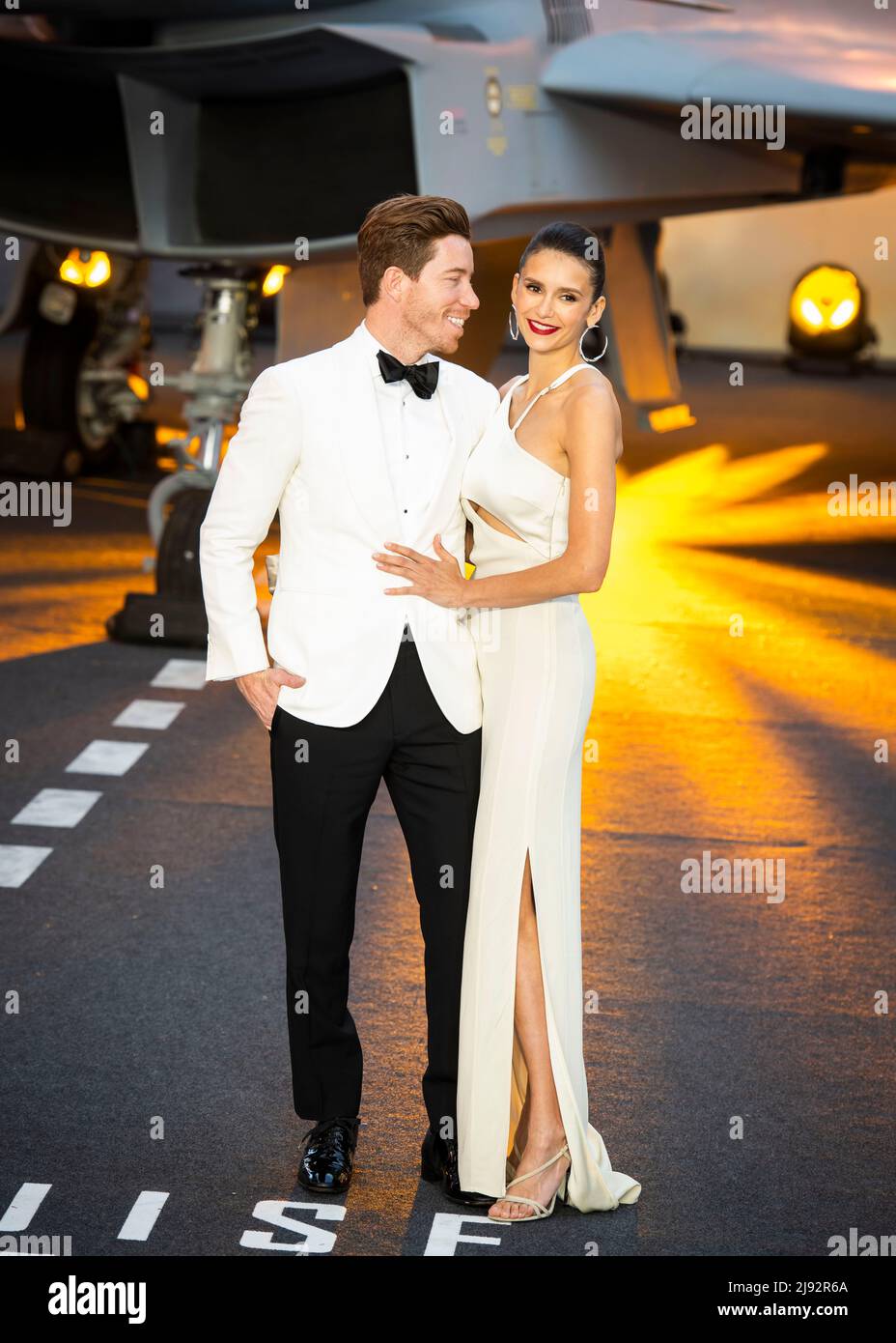 London, Großbritannien, Donnerstag, den 19.. Mai 2022 Shaun White und Nina Dobrev nehmen an der königlichen Vorstellung von Top Gun: Maverick, Leicester Square Gardens, Leicester Square Teil. Kredit: DavidJensen / Empics Unterhaltung / Alamy Live Nachrichten Stockfoto