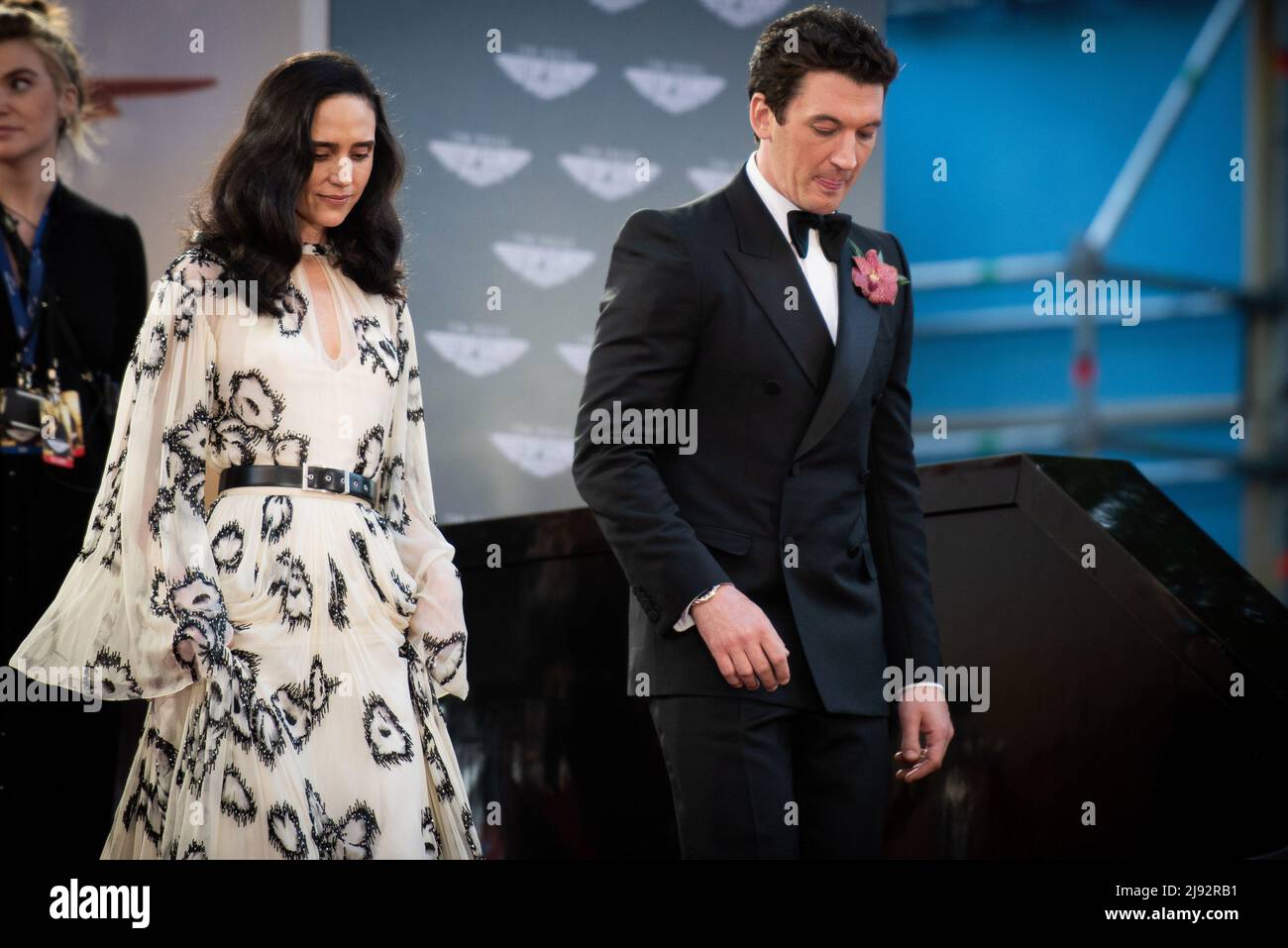 London, Großbritannien. 19.. Mai 2022. Jennifer Connelly (L) und Miles Teller (R) besuchen die Premiere von Top Gun: Maverick, Royal Film Performance am Leicester Square in London. (Foto von Loredana Sangiuliano/SOPA Images/Sipa USA) Quelle: SIPA USA/Alamy Live News Stockfoto