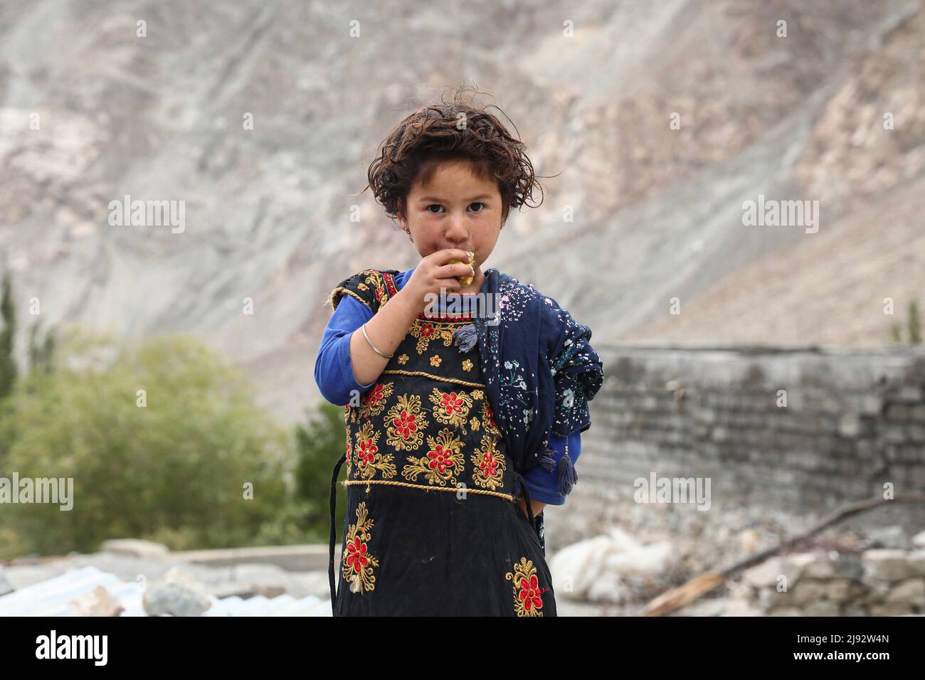 Ein Porträt eines Balti-Mädchens in Thang, dem letzten Dorf im Bezirk Leh, von Ladakh. Das Thang-Dorf wurde als Folge des Indo-Pakistan-Krieges 1971 von Pakistan beschlagnahmt. Pharnu und Thang sind Zwillingsdörfer, in denen Familienmitglieder auf beiden Seiten der Dörfer des Nachbarlandes leben. Das Thang-Dorf wurde als Folge des Indo-Pakistan-Krieges 1971 von Pakistan beschlagnahmt. Pharnu und Thang sind Zwillingsdörfer, in denen Familienmitglieder auf beiden Seiten der Dörfer des Nachbarlandes leben. Stockfoto