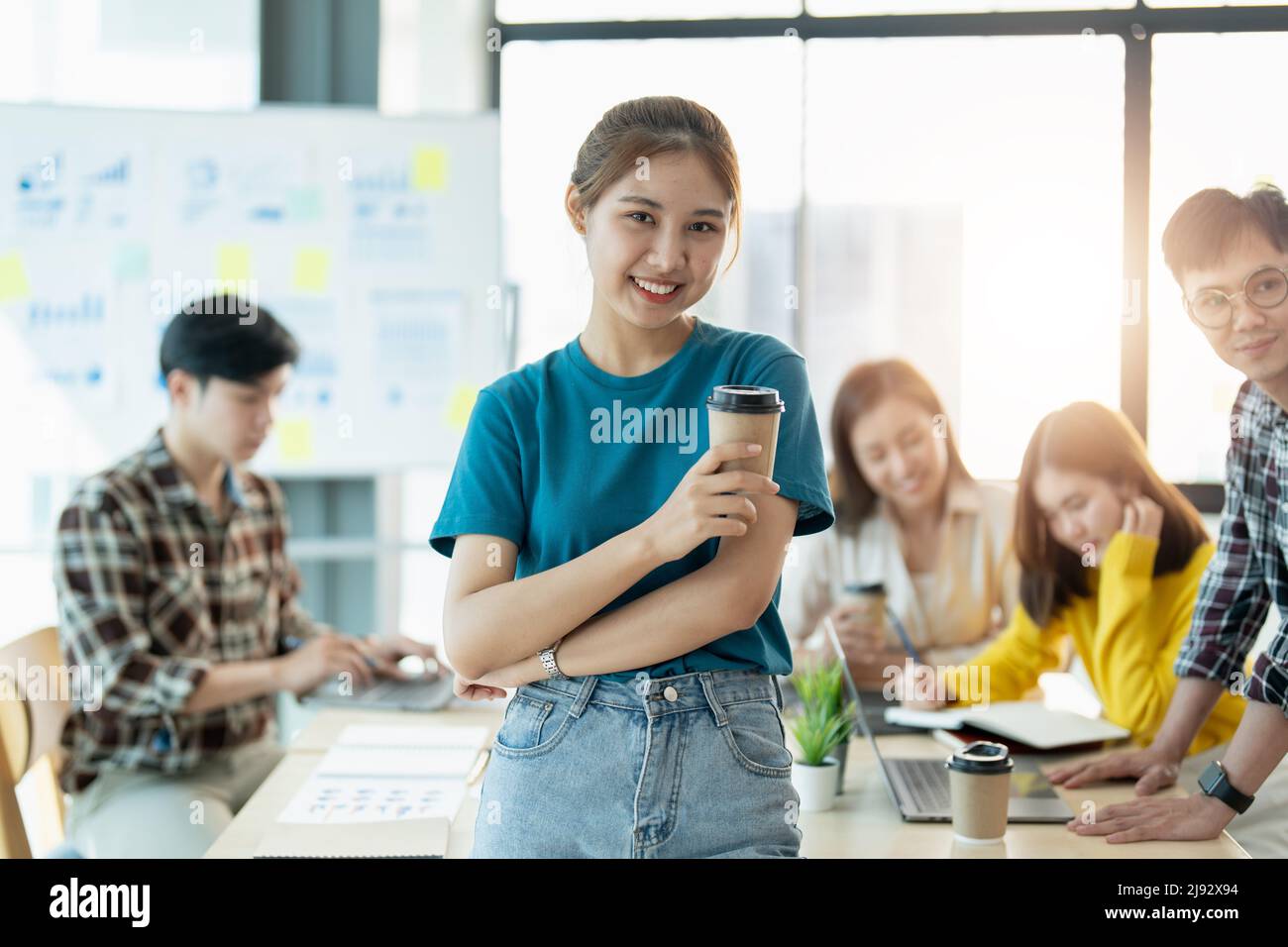 Gruppe von asiatischen jungen kreativen glücklich genießen Lachen Lächeln und großen Erfolg Emotion Teamwork Menschen Business Startup Unternehmer casual Brainstorming Stockfoto