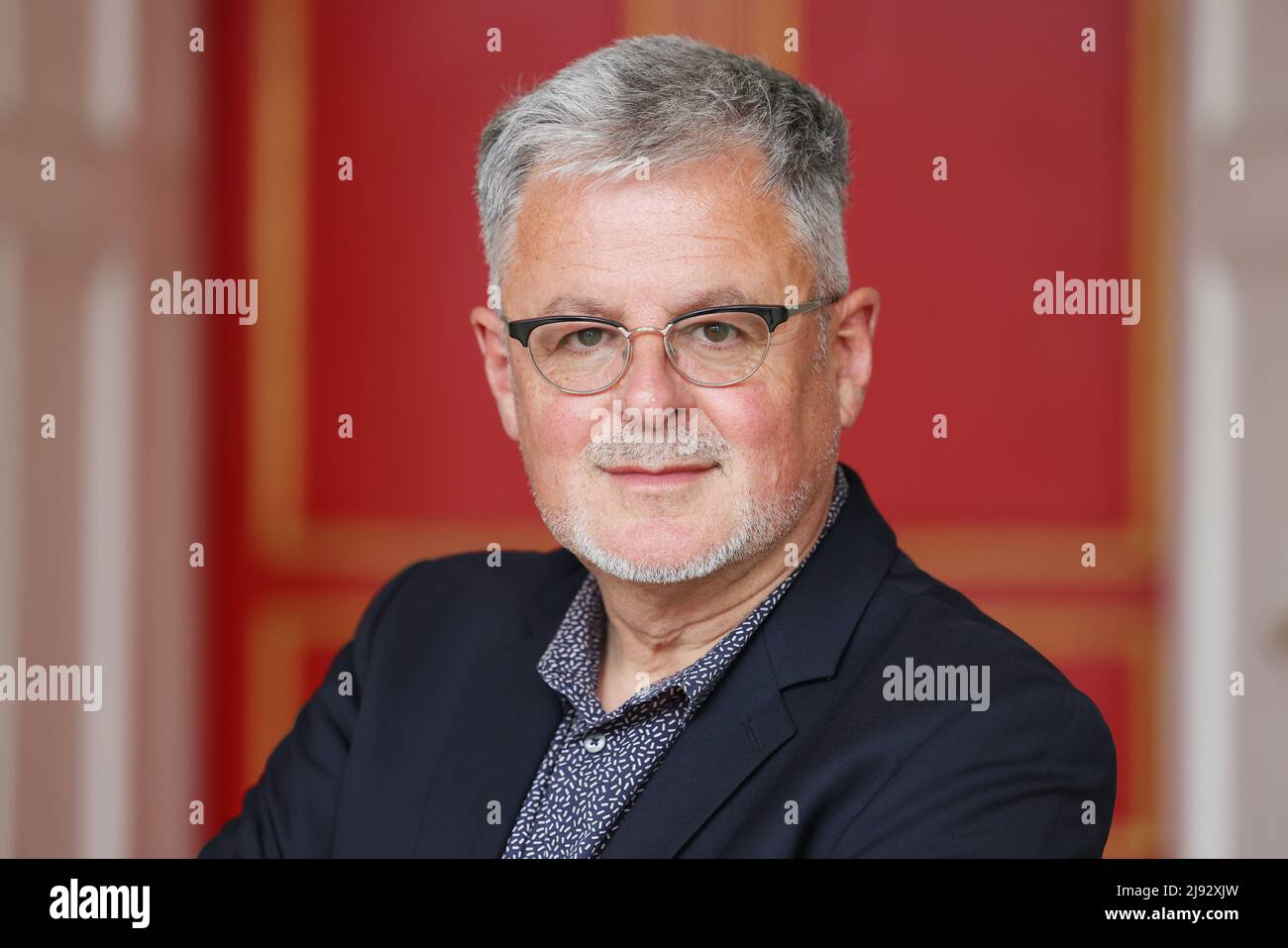 Aachen, Deutschland. 19.. Mai 2022. Christopher Clark, Historiker, steht im roten Raum des Rathauses. Viele Gegner von Waffenlieferungen an die Ukraine streiten derzeit mit Christopher Clarks Buch „The Sleepwalkers“ (2012) über den Ausbruch des Ersten Weltkriegs. Aber Clark selbst stellt jetzt klar: Er selbst sieht diese Parallele nicht. (Zum dpa/lnw-Interview vom 20,05.) Quelle: Oliver Berg/dpa/Alamy Live News Stockfoto