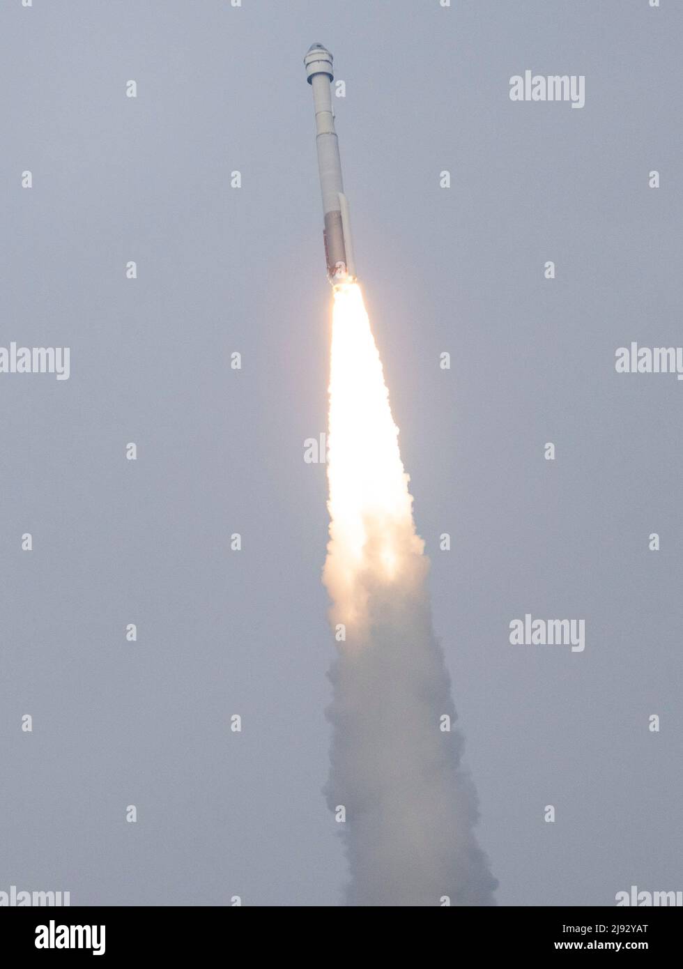 Florida, US, 19/05/2022, Eine United Launch Alliance ATLAS V Rakete mit BoeingÕs CST-100 Starliner-Raumsonde startet vom Space Launch Complex 41, Donnerstag, 19. Mai 2022, auf der Cape Canaveral Space Force Station in Florida. BoeingÕs Orbital Flight Test-2 (OFT-2) ist StarlinerÕs zweite unbemundete Flugprüfung und wird im Rahmen des NASA Commercial Crew Program an die Internationale Raumstation andocken. OFT-2 wird um 6:54 Uhr ET eingeführt und dient als End-to-End-Test der Systemfunktionen. Obligatorische Gutschrift: Joel Kowsky/NASA via CNP/MediaPunch Stockfoto