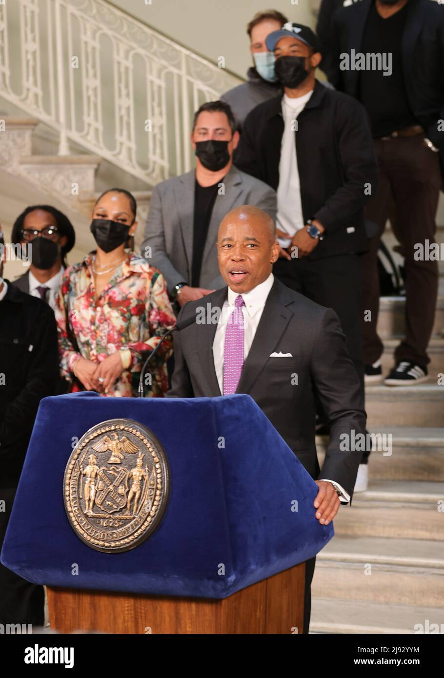 New York, NY, USA. 19.. Mai 2022. United Nations, New York, USA, 19. Mai 2022 - Bürgermeister Eric Adams zusammen mit C.J. Wallace und seine Freunde ehren heute im New Yorker Rathaus das lyrische Genie Christopher Notorious B.I.G Wallace zu seinem 50.. Geburtstag.Foto: Luiz Rampelotto/EuropaNewswire.BILDNACHWEIS ERFORDERLICH. (Bild: © Luiz Rampelotto/ZUMA Press Wire) Stockfoto