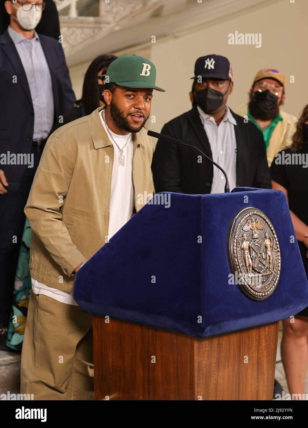 New York, NY, USA. 19.. Mai 2022. United Nations, New York, USA, 19. Mai 2022 - Bürgermeister Eric Adams zusammen mit C.J. Wallace und seine Freunde ehren heute im New Yorker Rathaus das lyrische Genie Christopher Notorious B.I.G Wallace zu seinem 50.. Geburtstag.Foto: Luiz Rampelotto/EuropaNewswire.BILDNACHWEIS ERFORDERLICH. (Bild: © Luiz Rampelotto/ZUMA Press Wire) Stockfoto