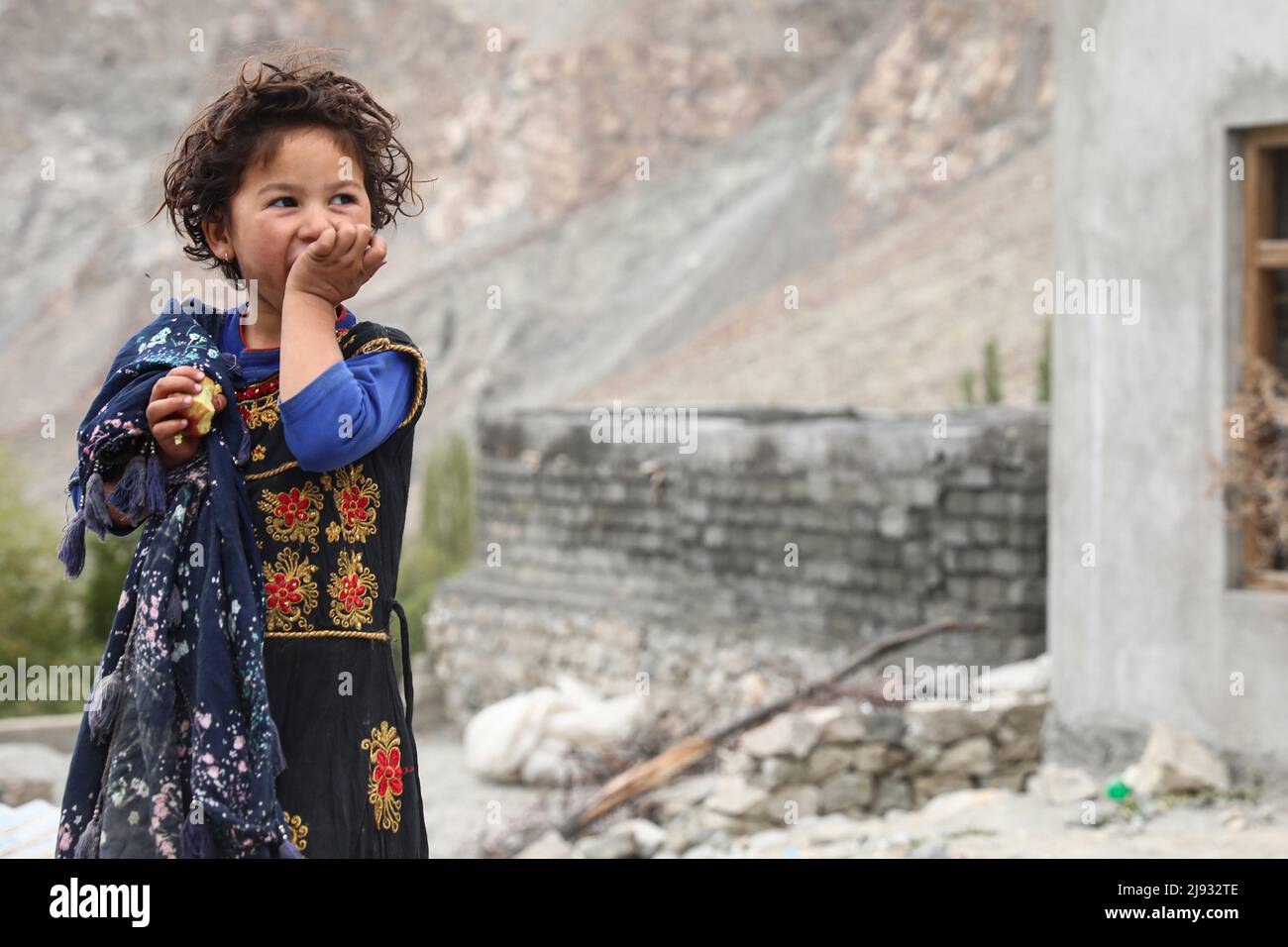 Indien. 24. September 2021. Ein Porträt eines Balti-Mädchens in Thang, dem letzten Dorf im Bezirk Leh in Ladakh. Das Thang-Dorf wurde als Folge des Indo-Pakistan-Krieges 1971 von Pakistan beschlagnahmt. Pharnu und Thang sind Zwillingsdörfer, in denen Familienmitglieder auf beiden Seiten der Dörfer des Nachbarlandes leben. (Foto von Ayush Chopra/SOPA Images/Sipa USA) Quelle: SIPA USA/Alamy Live News Stockfoto