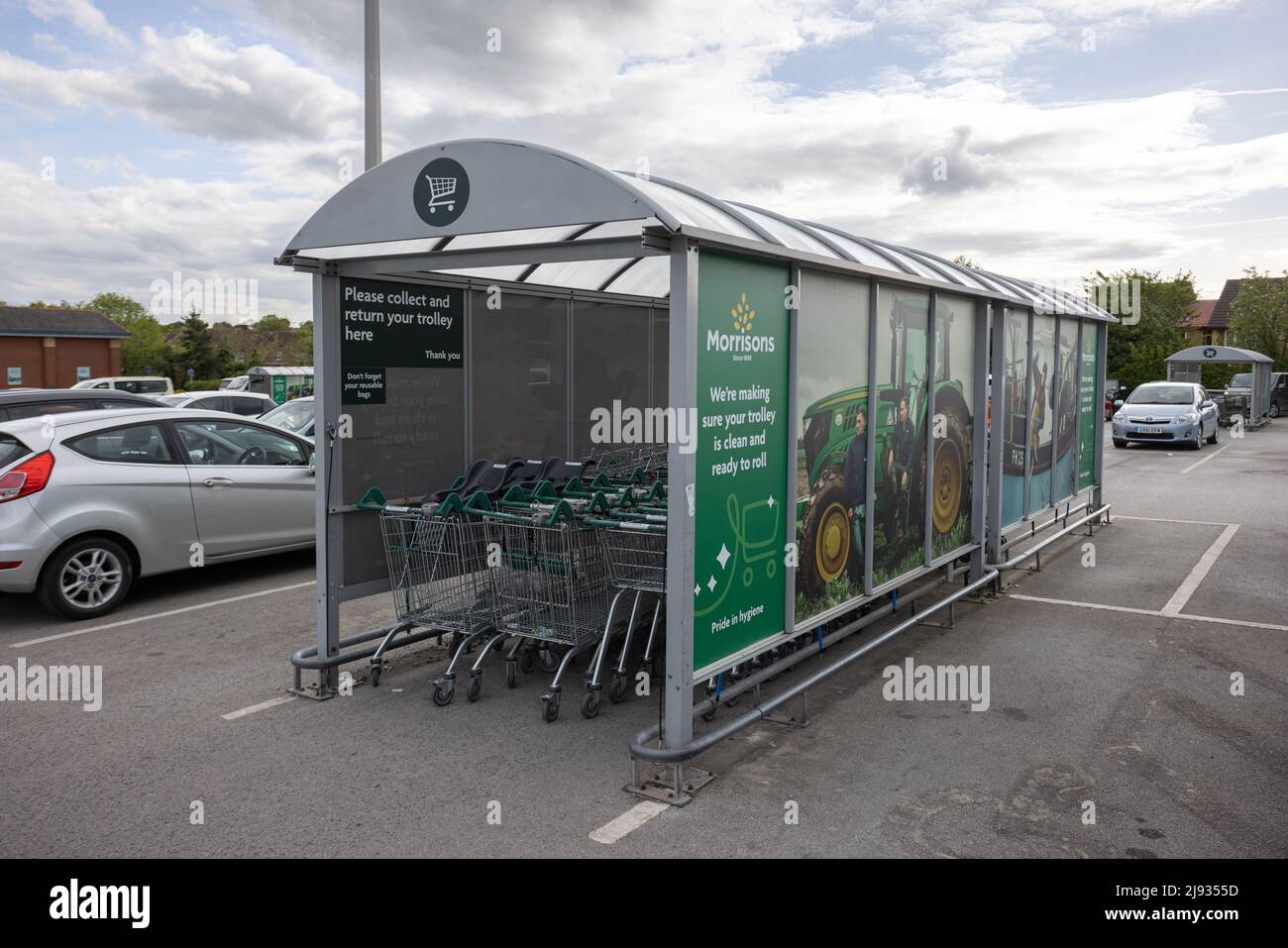 Einkaufswagen in der Bucht am Morrisons Supermarkt Starbeck auf dem Parkplatz Stockfoto