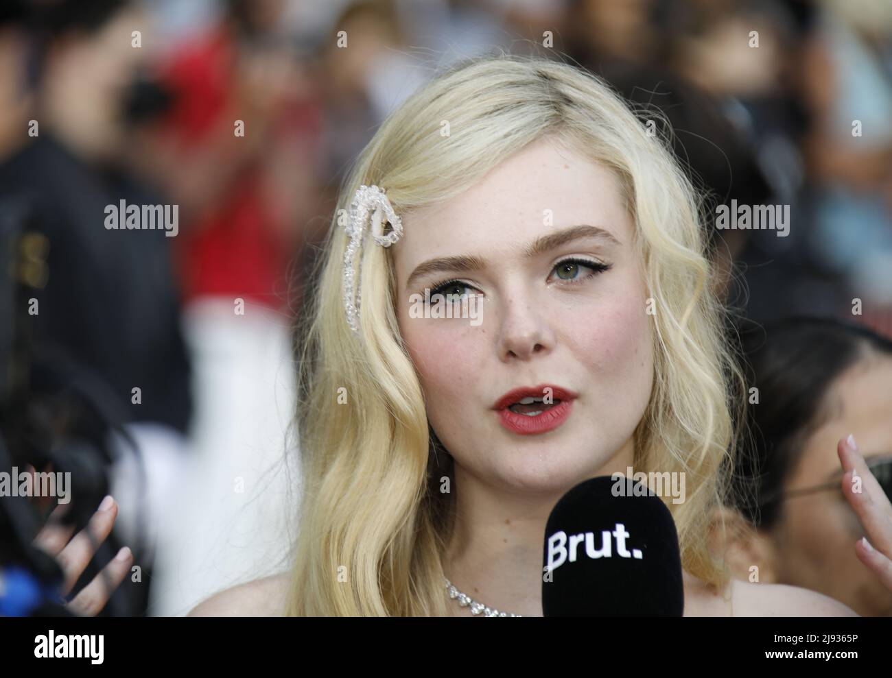 Cannes, Frankreich. 18.. Mai 2022. Elle Fanning nimmt an der Vorführung von „Top Gun: Maverick“ während des jährlichen Filmfestivals in Cannes 75. im Palais des Festivals am 18. Mai 2022 in Cannes, Frankreich, Teil. Foto: DGP/imageSPACE Kredit: Imagespace/Alamy Live News Stockfoto