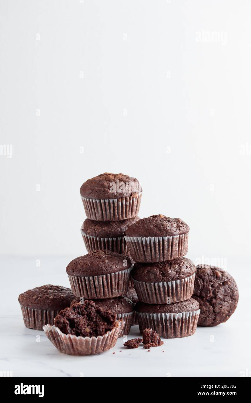 Stapel von Schokoladenmuffins auf weißem Hintergrund Stockfoto