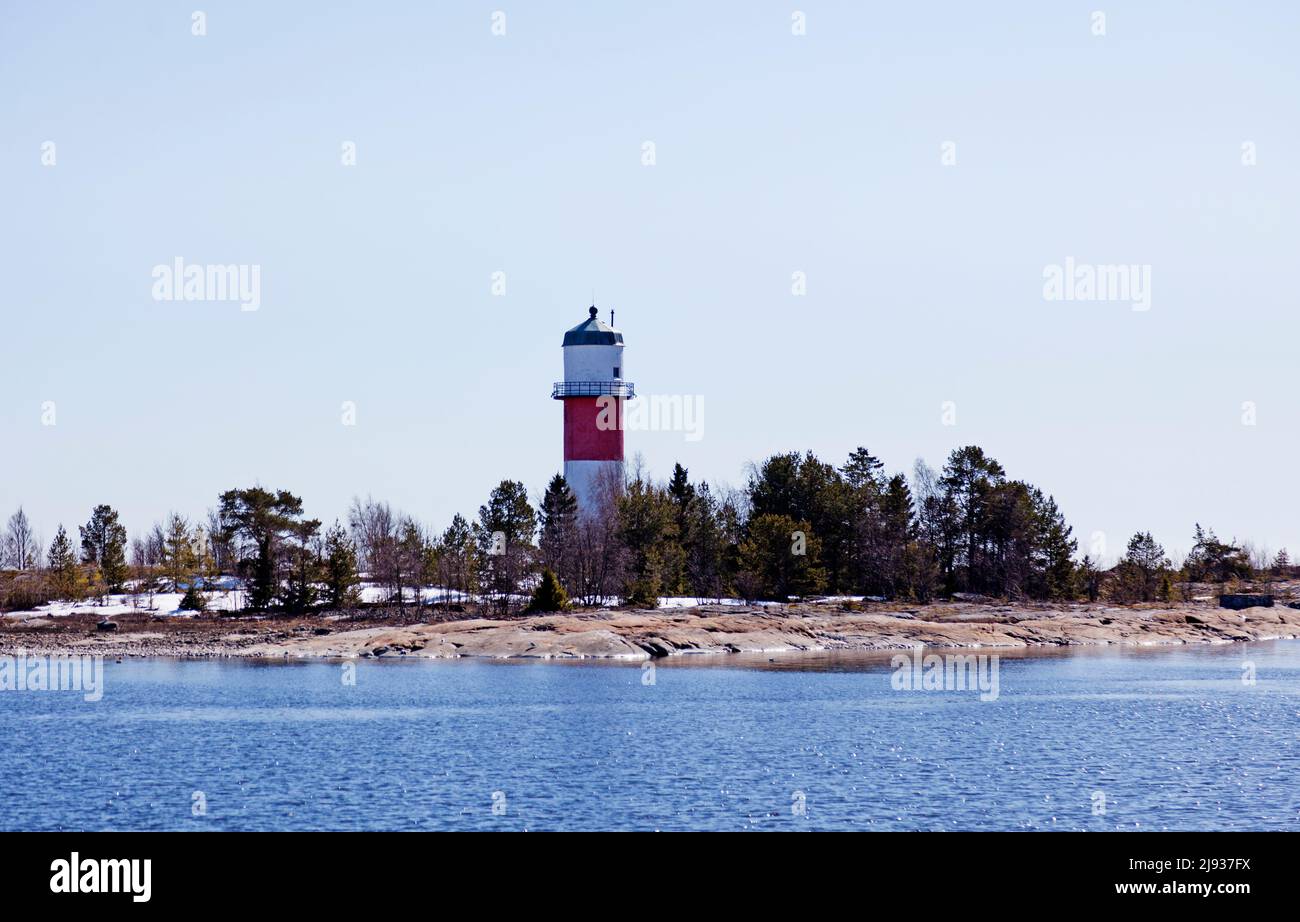 Holmsund, Norrland Schweden - 24. April 2022: Leuchtturm mit offenem Wasser rundherum Stockfoto