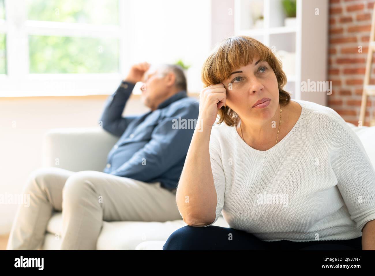 Verärgert Junges Paar Sitzt Auf Sofa Und Ignoriert Sich Gegenseitig Stockfoto