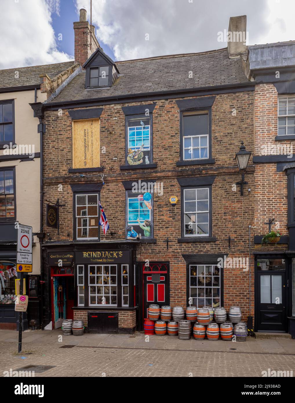 Kegs mit farbenfrohen Lokatoren vor dem traditionellen Ale House von Blind Jack in Knaresborough North Yorkshire, benannt nach Jack Metcalf, dem berühmten Straßenrand Stockfoto