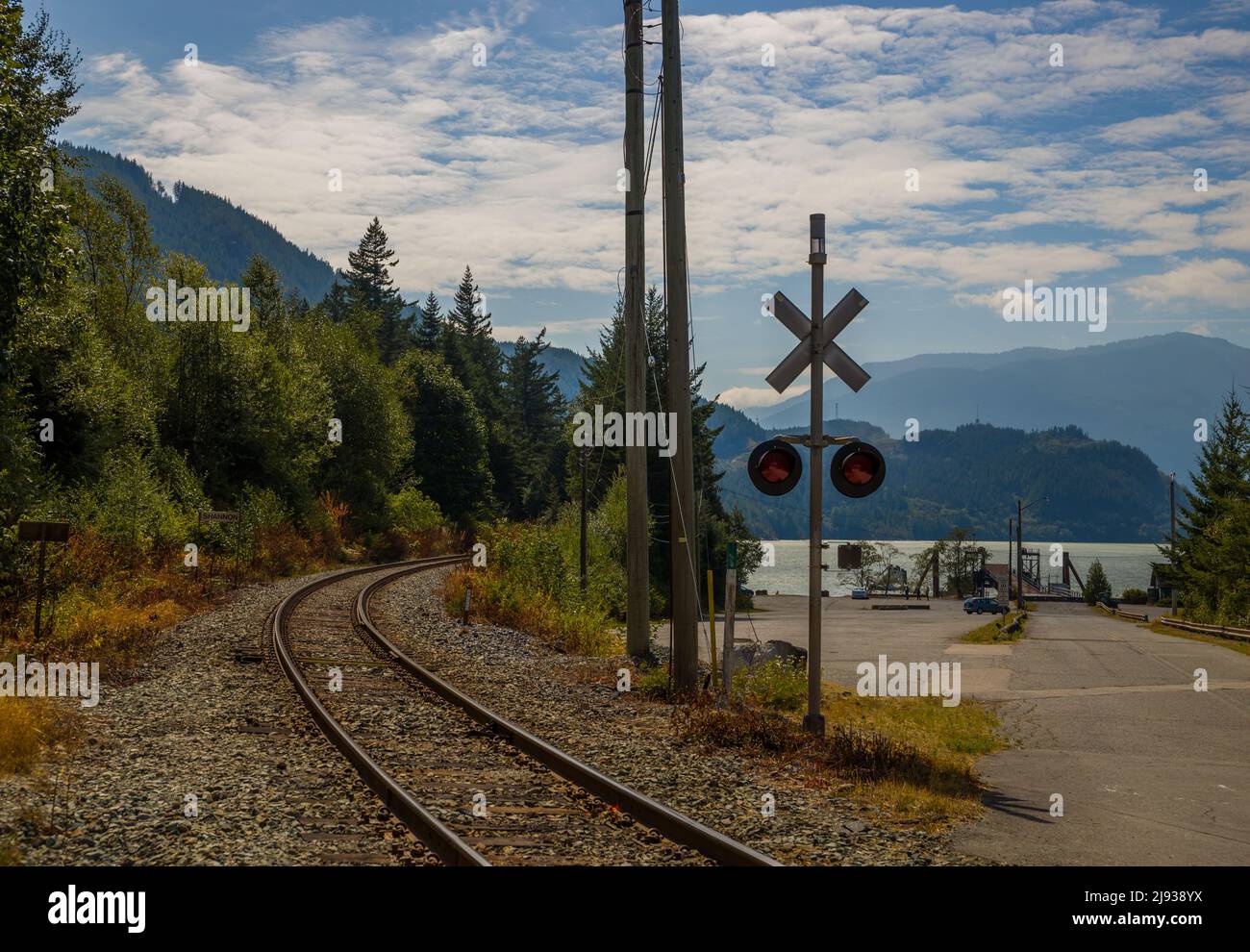 Bergbahn. Leere Straße, Straßenlaterne Schild Bahnstraße Stockfoto