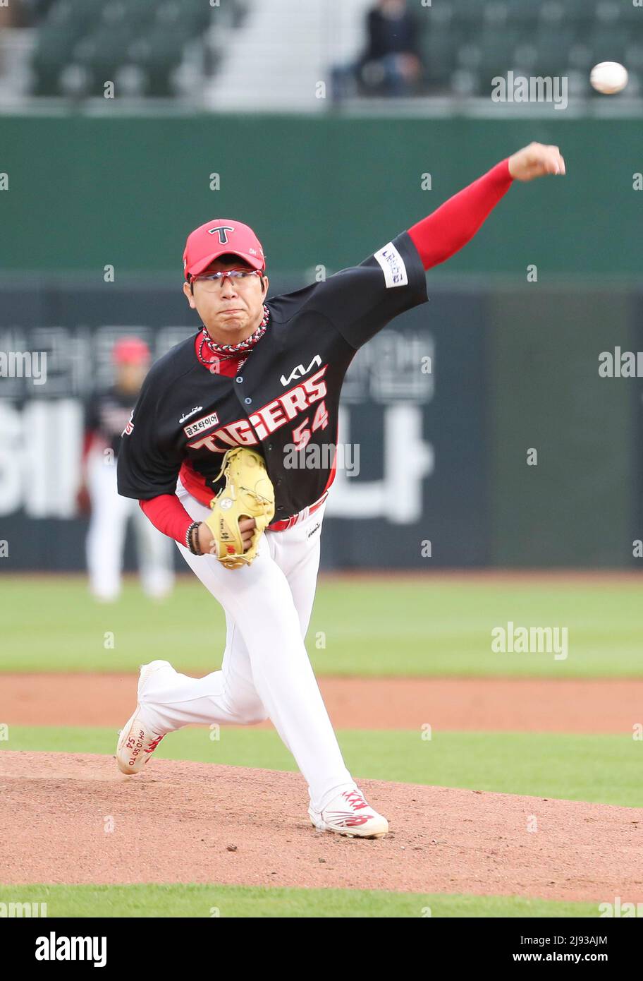 20.. Mai 2022. Baseballspiel: Kia Tigers gegen Lotte Giants der Starterspieler von Kia Tigers Yang Hyeon-jong wirft am 19. Mai 2022 im Sajik Baseballstadion in Busan, 453 Kilometer südöstlich von Seoul, ein Spielfeld während eines regulären Saisonspiels der Korea Baseballorganisation gegen die Lotte Giants. Kredit: Yonhap/Newcom/Alamy Live Nachrichten Stockfoto