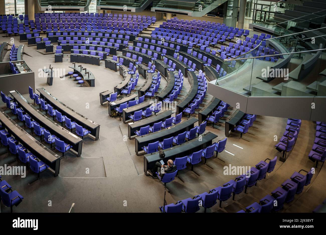 Berlin, Deutschland. 20.. Mai 2022. Blick auf den leeren Plenarsaal im Bundestag. Die Ampelkoalitionen wollen die Größe des parlaments künftig durch eine Reform des Wahlrechts mit einer maximalen Anzahl von Abgeordneten begrenzen. Quelle: Michael Kappeler/dpa/Alamy Live News Stockfoto