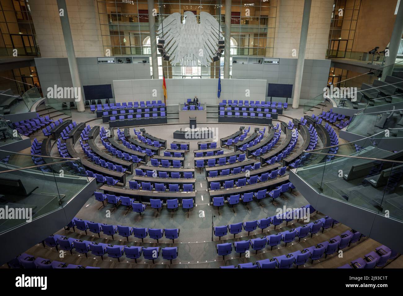 Berlin, Deutschland. 20.. Mai 2022. Blick auf den leeren Plenarsaal im Bundestag. Die Ampelkoalitionen wollen die Größe des parlaments künftig durch eine Reform des Wahlrechts mit einer maximalen Anzahl von Abgeordneten begrenzen. Quelle: Michael Kappeler/dpa/Alamy Live News Stockfoto