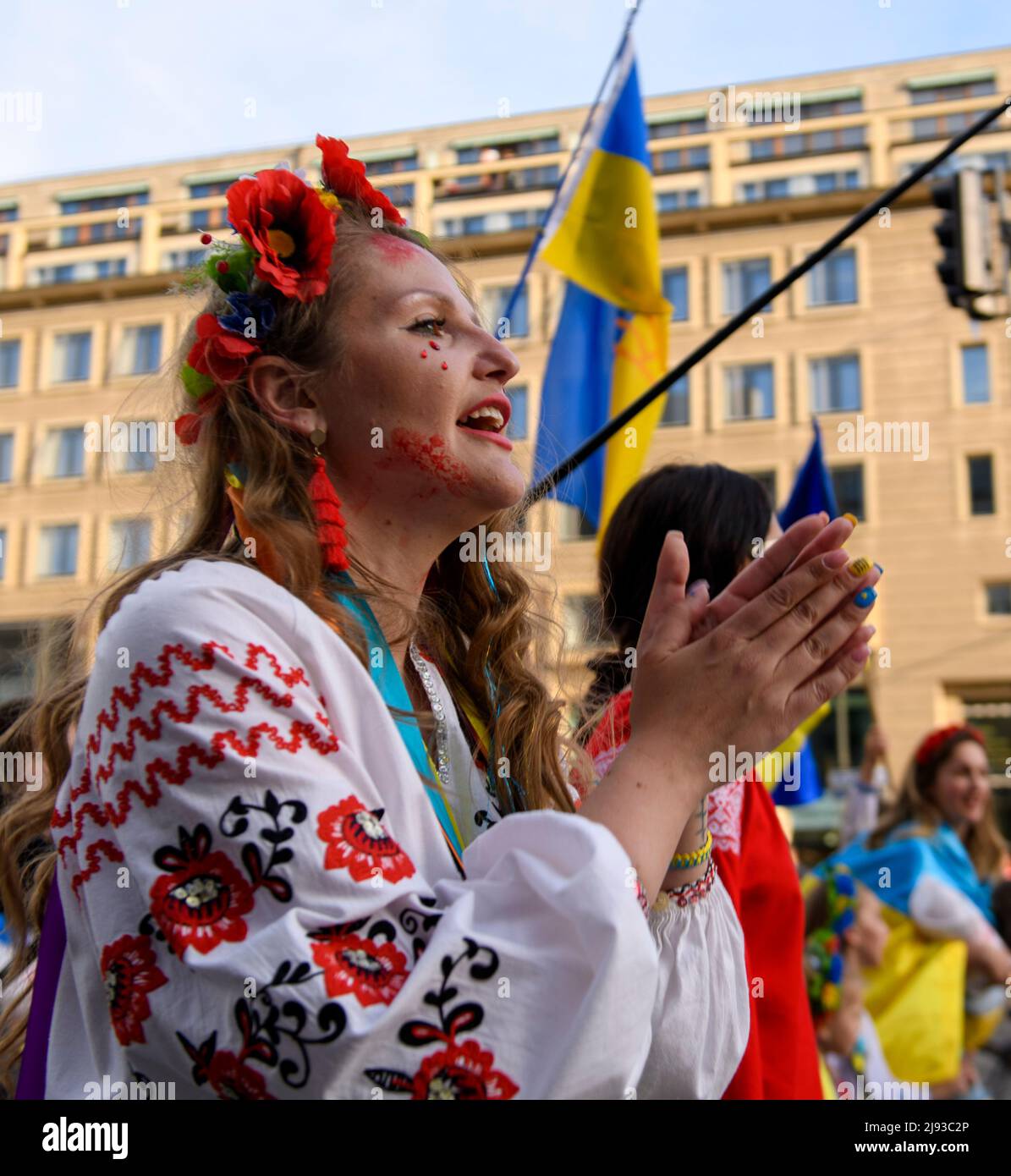 Berlin, Berlin, Deutschland. 19.. Mai 2022. Ukrainische Demonstranten marschieren am Donnerstag, den 19. Mai 2022, durch Berlin zum Brandenburger Tor, um am Wyschywanka-Tag, einem internationalen Tag, an dem ukrainisches Erbe und ukrainische Traditionen gefeiert werden, eine Kerzenlichtmahnwache zu veranstalten. (Bild: © Dominic Gwinn/ZUMA Press Wire) Stockfoto
