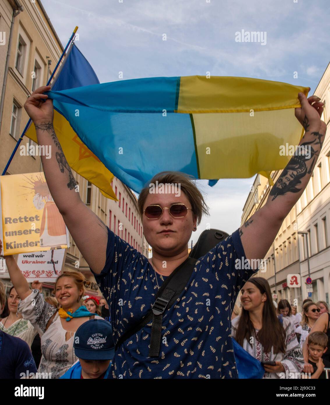 Berlin, Berlin, Deutschland. 19.. Mai 2022. Ein ukrainischer Protestler hält am Donnerstag, den 19. Mai 2022, am Wyschywanka-Tag, einem internationalen Tag zur Feier des ukrainischen Erbes und der ukrainischen Traditionen, eine Flagge. (Bild: © Dominic Gwinn/ZUMA Press Wire) Stockfoto