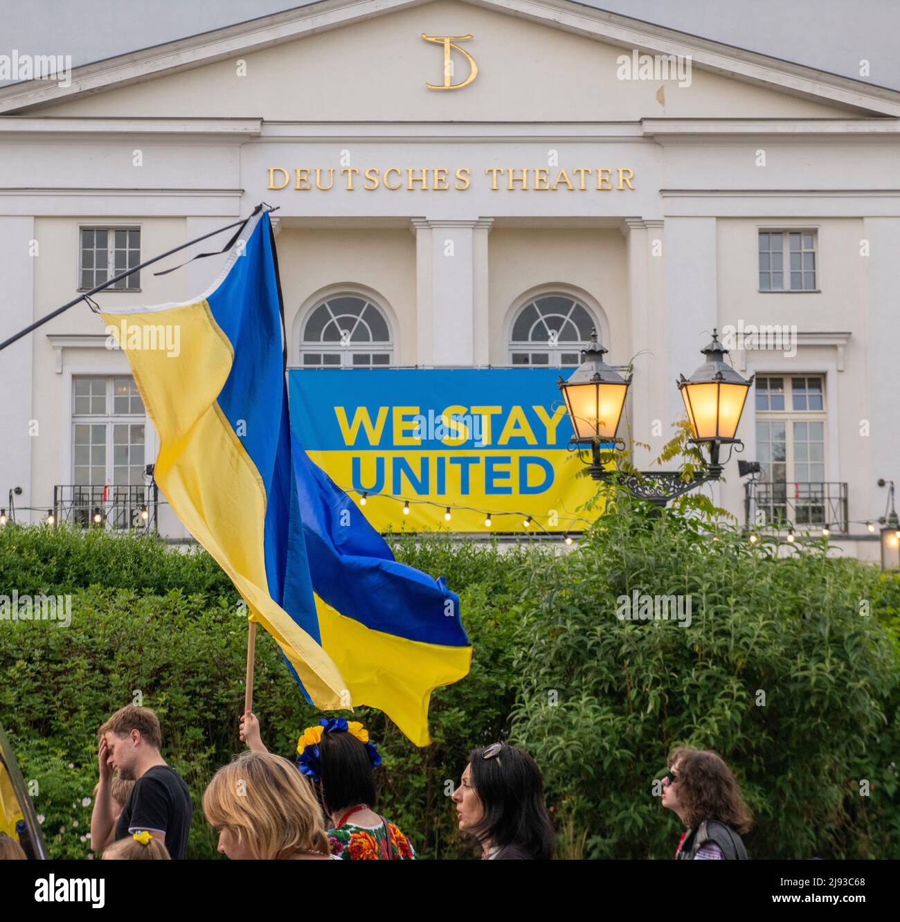 Berlin, Berlin, Deutschland. 19.. Mai 2022. Ukrainische Demonstranten marschieren am 19. Mai 2022 zum Wyschywanka-Tag am Deutschen Theater in Berlin zum Brandenburger Tor vorbei, Ein internationaler Tag zur Feier des ukrainischen Erbes und der Traditionen. (Bild: © Dominic Gwinn/ZUMA Press Wire) Stockfoto