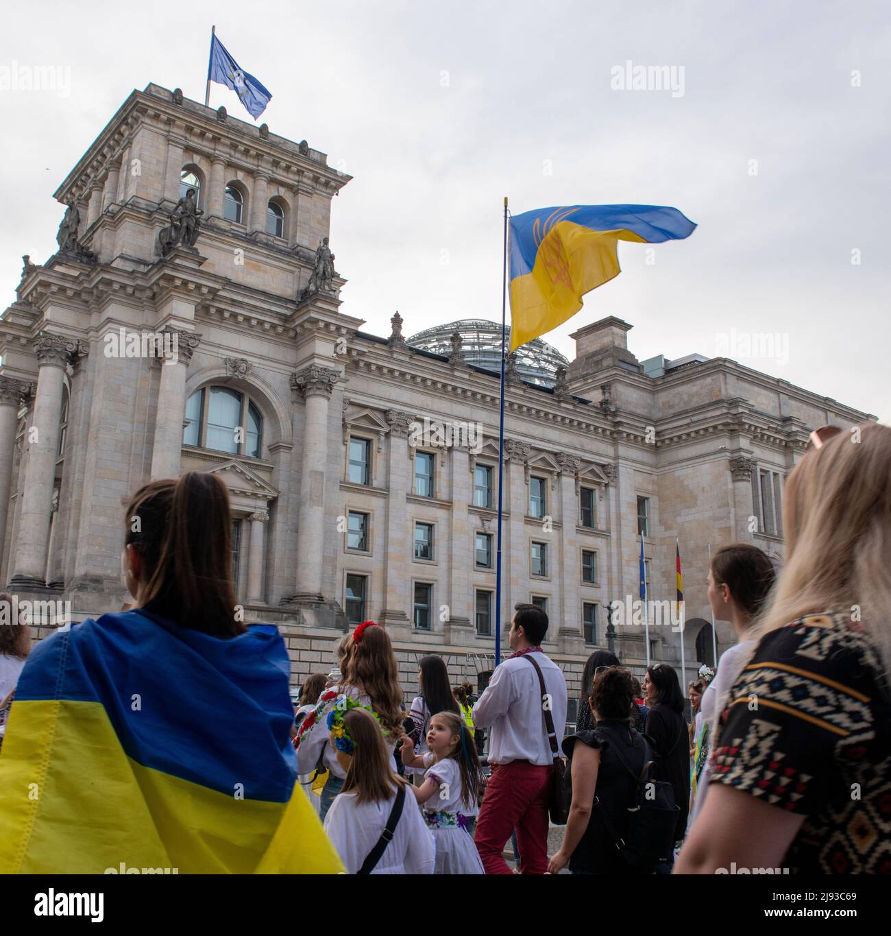 Berlin, Berlin, Deutschland. 19.. Mai 2022. Ukrainische Demonstranten marschierten am Donnerstag, den 19. Mai 2022, zu einer Kerzenlichtmahnwache am Wyschywanka-Tag, einem internationalen Tag zur Feier des ukrainischen Erbes und der ukrainischen Traditionen, am Bundestag in Berlin vorbei. (Bild: © Dominic Gwinn/ZUMA Press Wire) Stockfoto