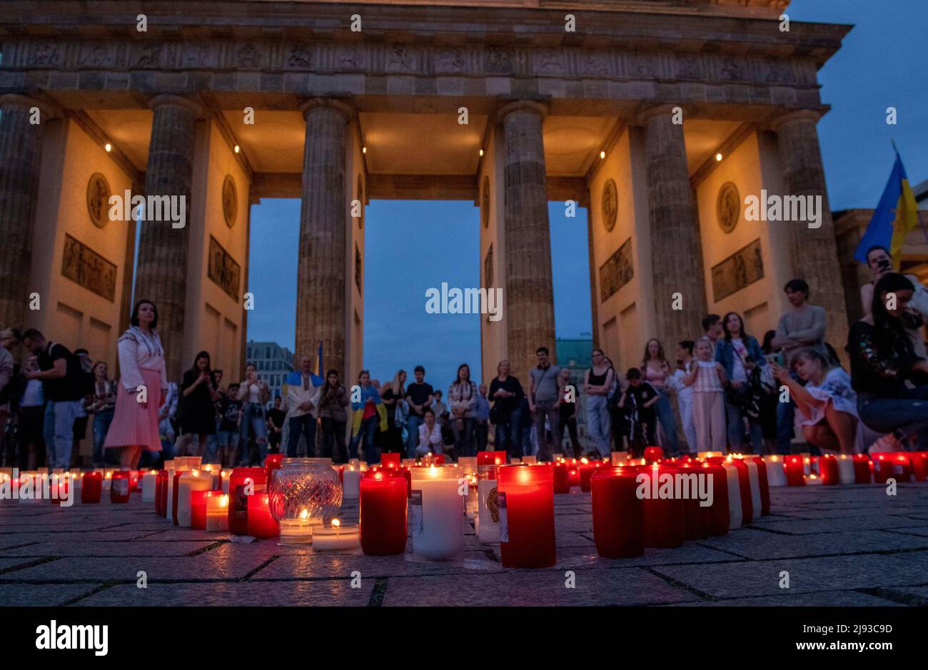 Berlin, Berlin, Deutschland. 19.. Mai 2022. Ukrainische Demonstranten halten am Donnerstag, dem 19. Mai 2022, am Brandenburger Tor in Berlin eine Kerzenlichtmahnwache zum Vyschywanka-Tag ab, einem internationalen Tag, an dem ukrainische Traditionen und Traditionen gefeiert werden. (Bild: © Dominic Gwinn/ZUMA Press Wire) Stockfoto