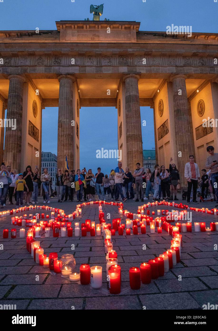 Berlin, Berlin, Deutschland. 19.. Mai 2022. Ukrainische Demonstranten halten am Donnerstag, dem 19. Mai 2022, am Brandenburger Tor in Berlin eine Kerzenlichtmahnwache zum Vyschywanka-Tag ab, einem internationalen Tag, an dem ukrainische Traditionen und Traditionen gefeiert werden. (Bild: © Dominic Gwinn/ZUMA Press Wire) Stockfoto