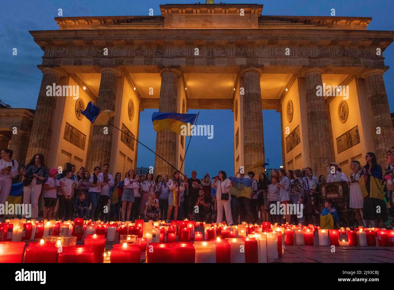 Berlin, Berlin, Deutschland. 19.. Mai 2022. Ukrainische Demonstranten halten am Donnerstag, dem 19. Mai 2022, am Brandenburger Tor in Berlin eine Kerzenlichtmahnwache zum Vyschywanka-Tag ab, einem internationalen Tag, an dem ukrainische Traditionen und Traditionen gefeiert werden. (Bild: © Dominic Gwinn/ZUMA Press Wire) Stockfoto